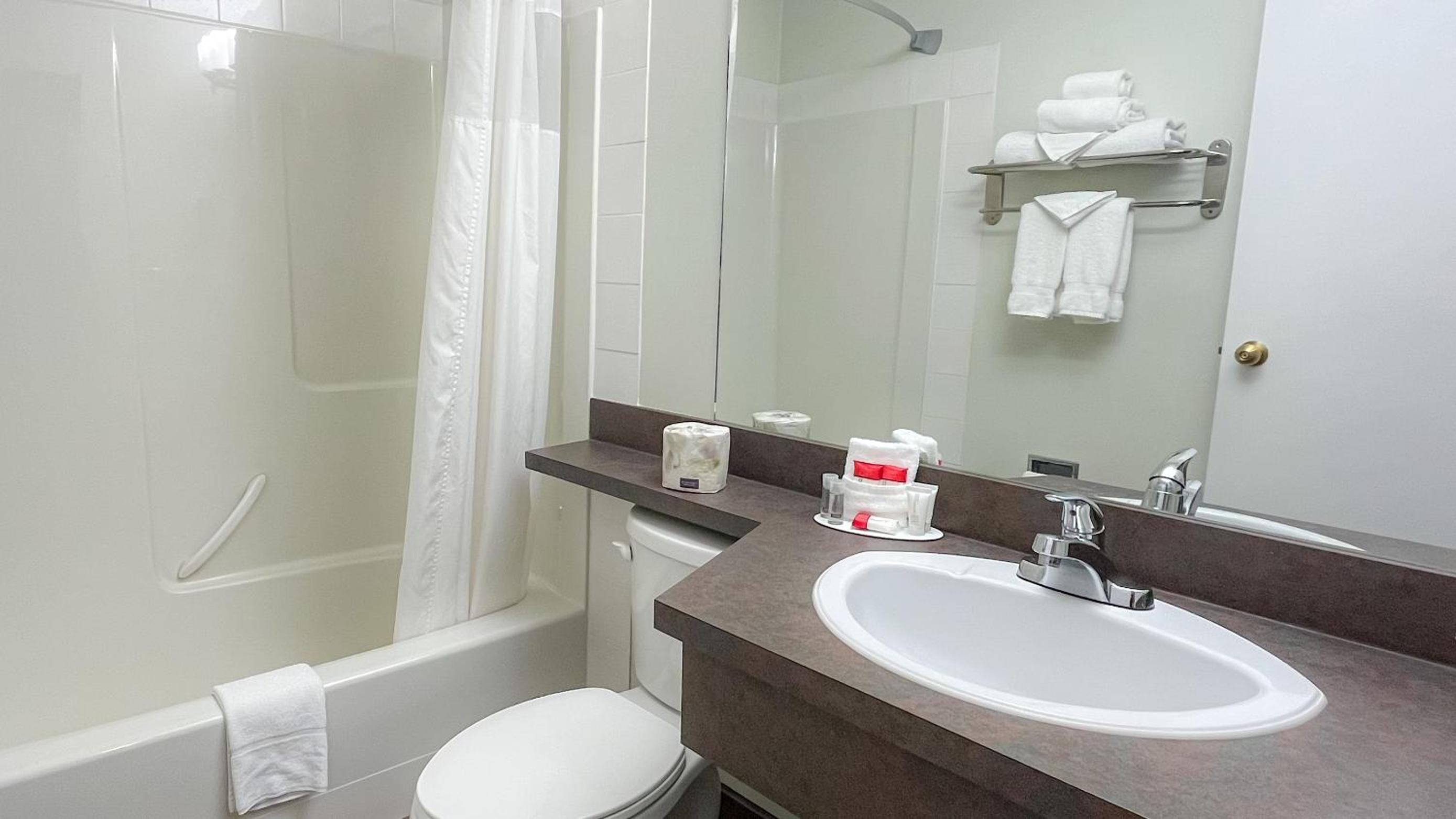One-Bedroom Suite with Three Double Beds - Non-Smoking - Photo 2
