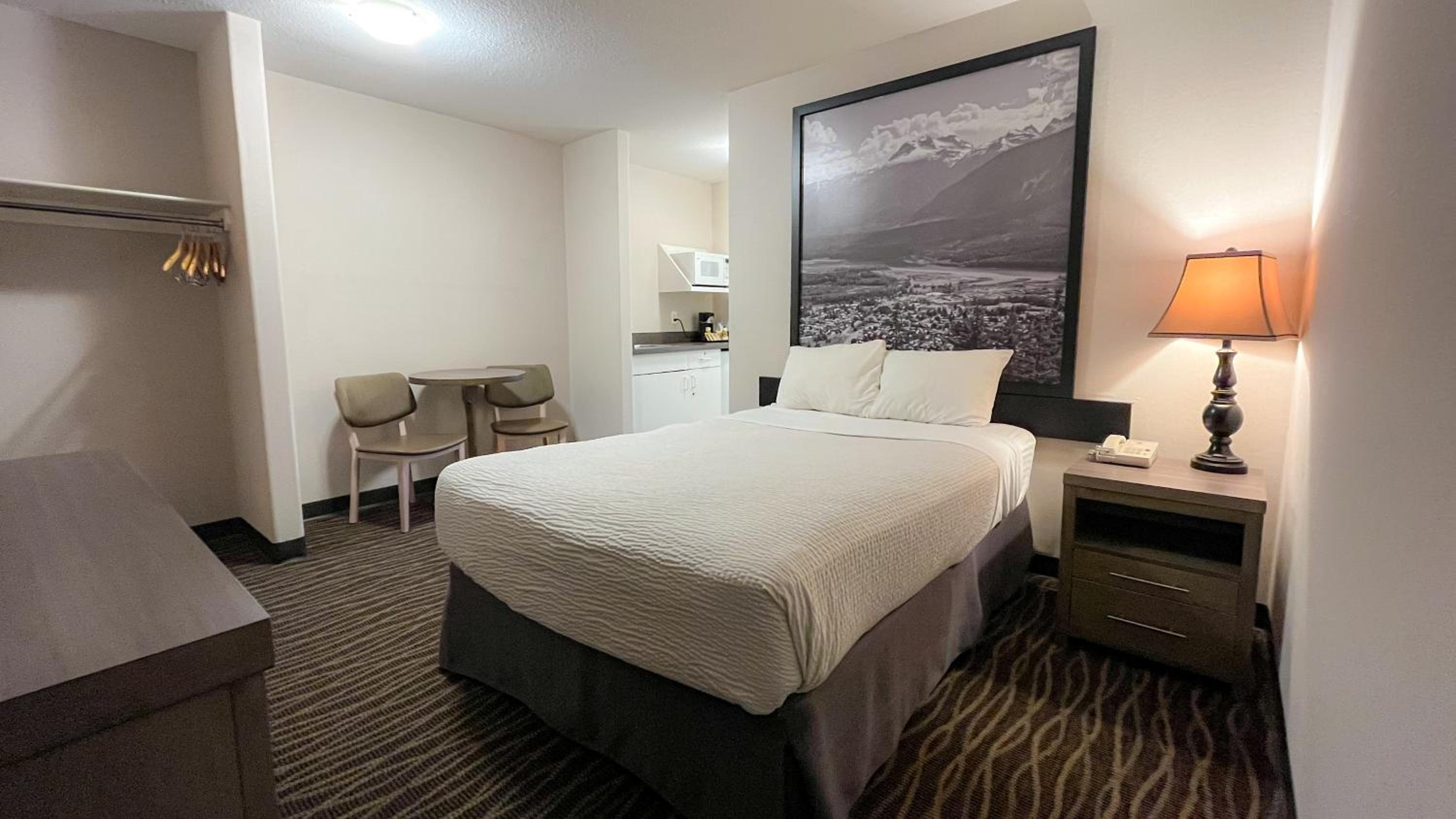 One-Bedroom Suite with Three Double Beds - Non-Smoking - Photo 3