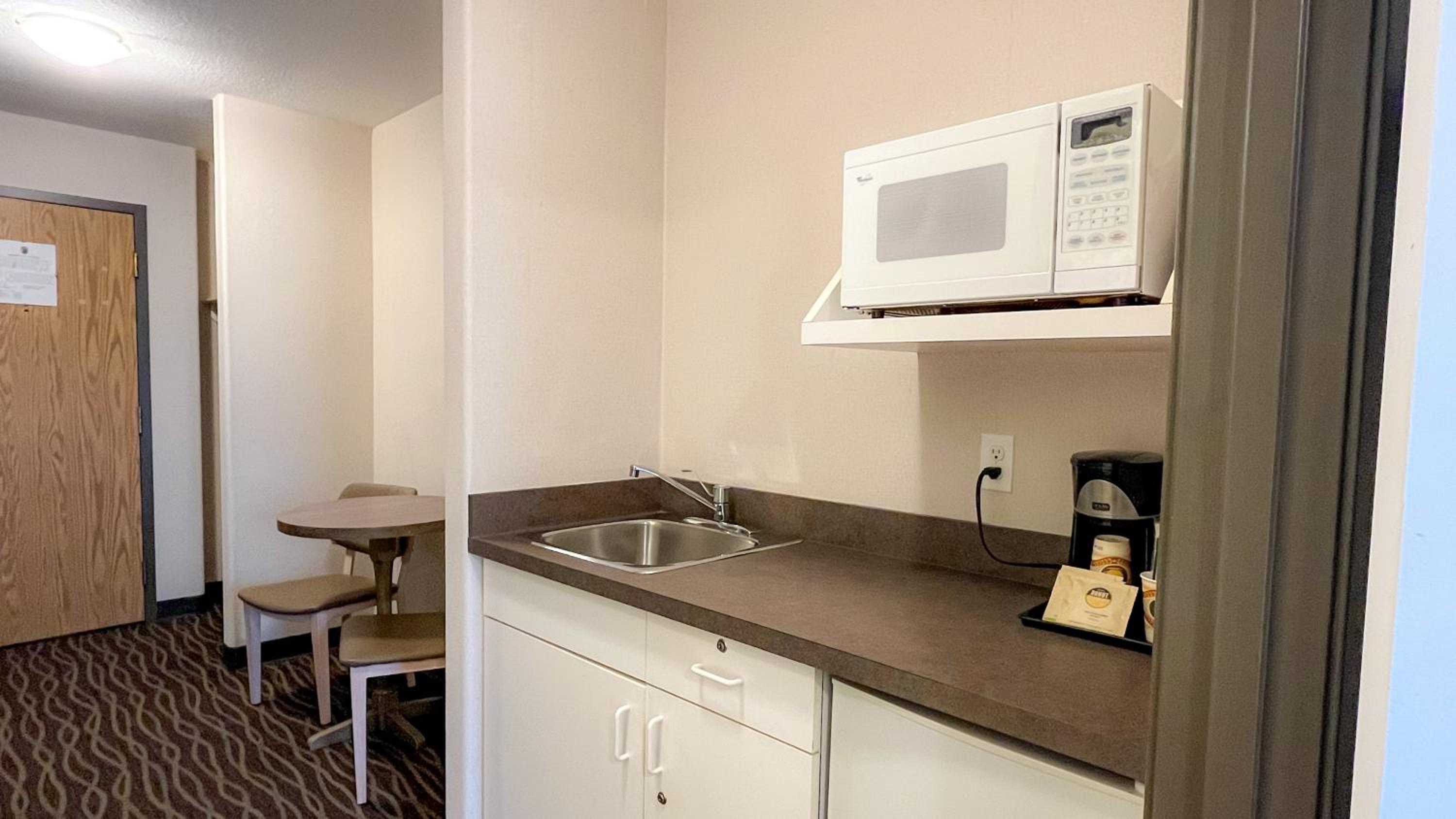 One-Bedroom Suite with Three Double Beds - Non-Smoking - Photo 4