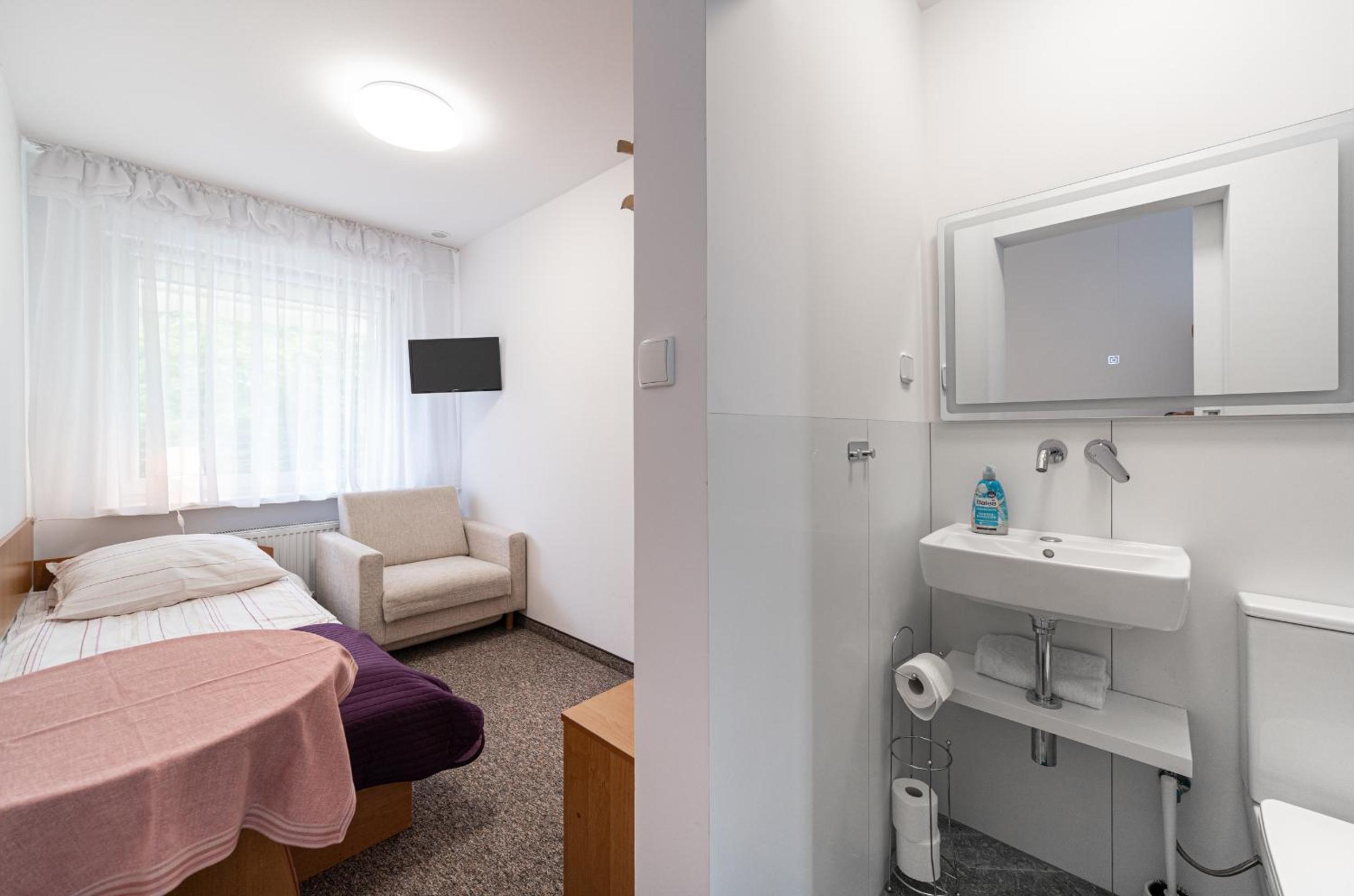Single Room with Bathroom photo 2