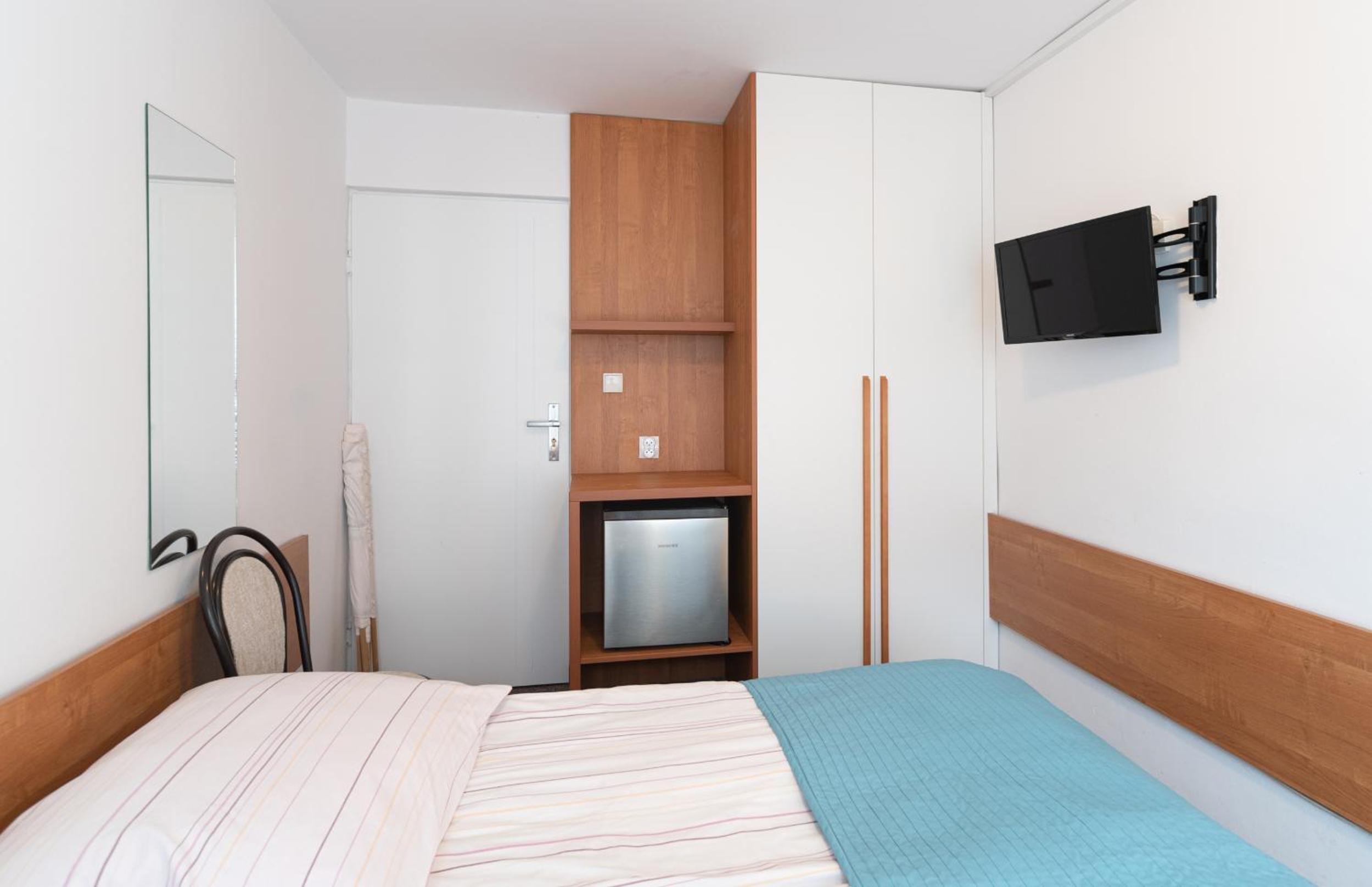 Twin Room - Photo 3