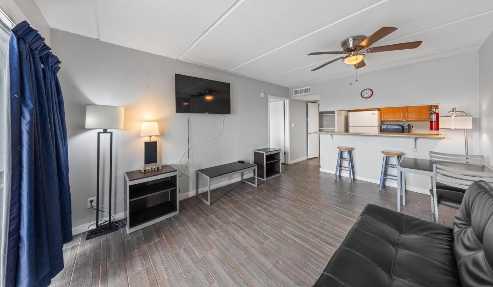Queen Suite with Pool View - Photo 2