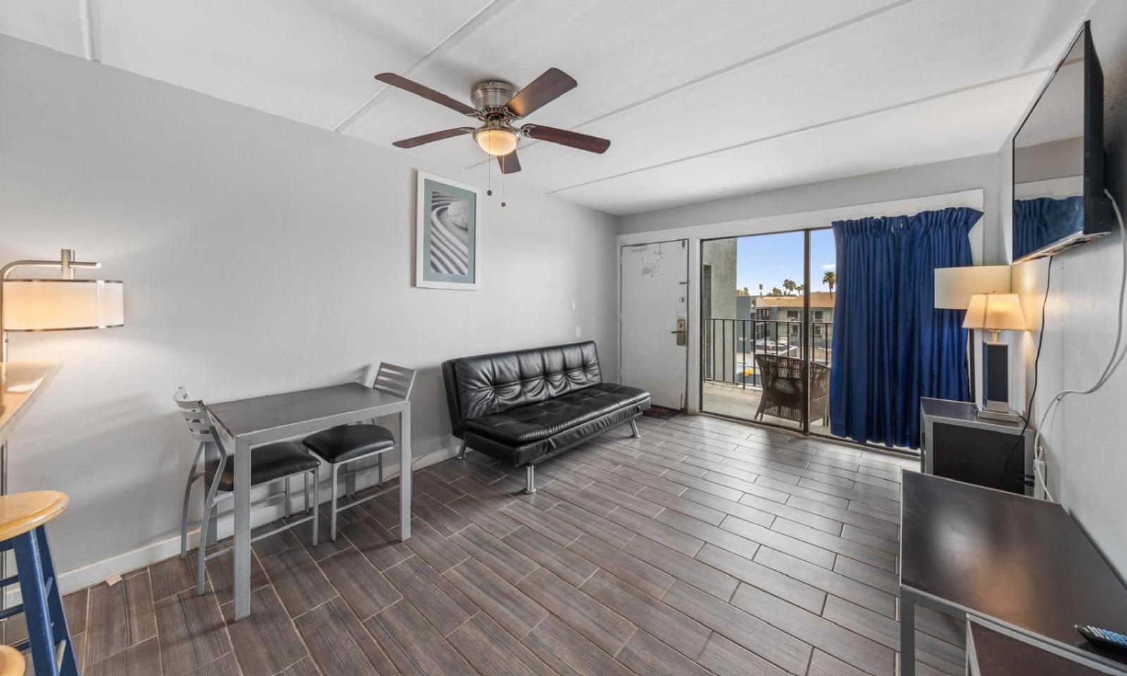 Queen Suite with Pool View - Photo 4