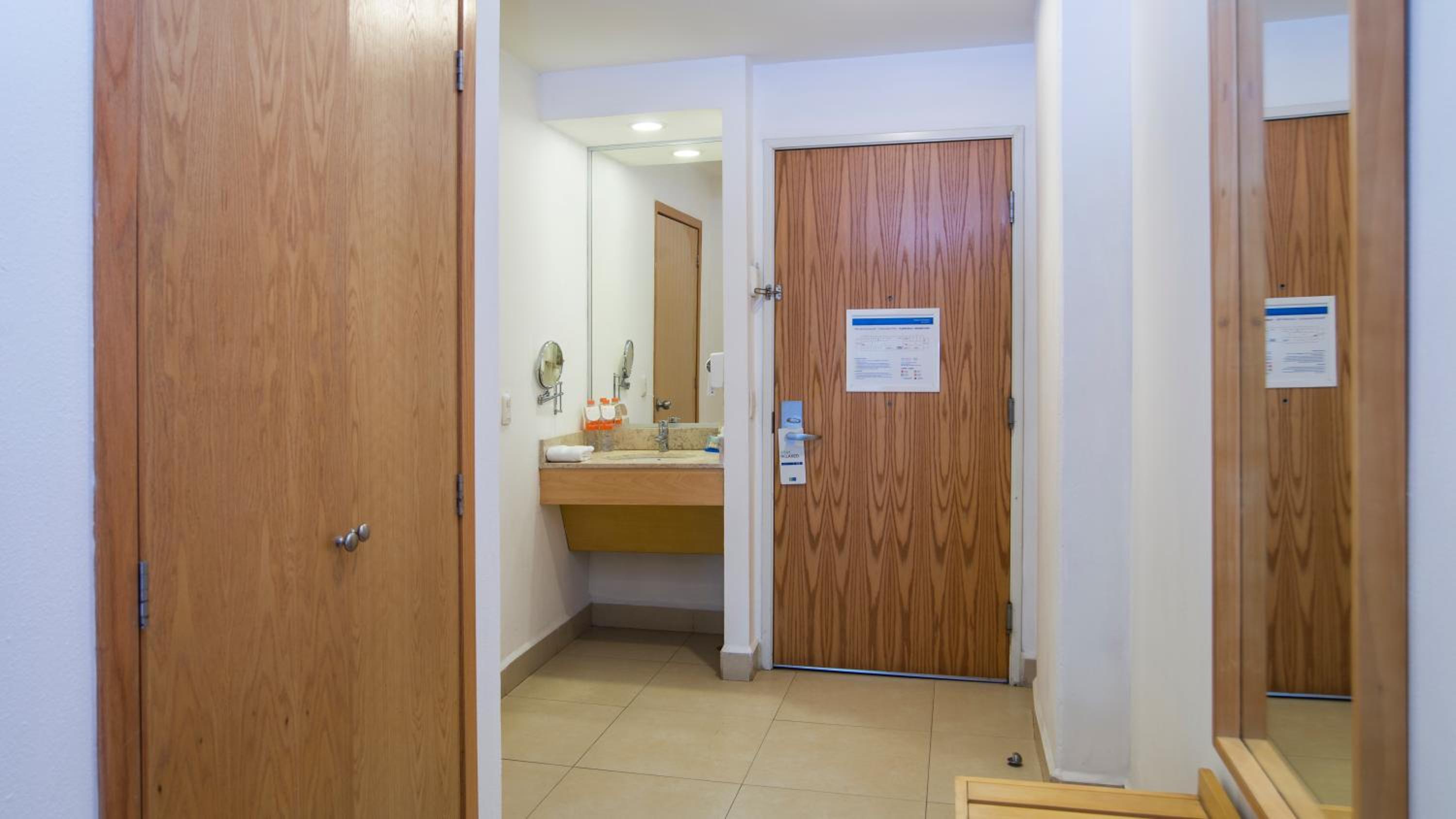 Standard King Room - Accessible - Photo 2
