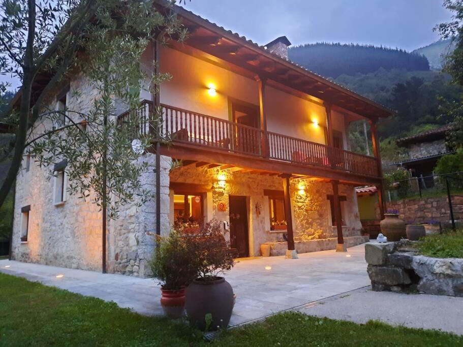 Seven-Bedroom House photo 3