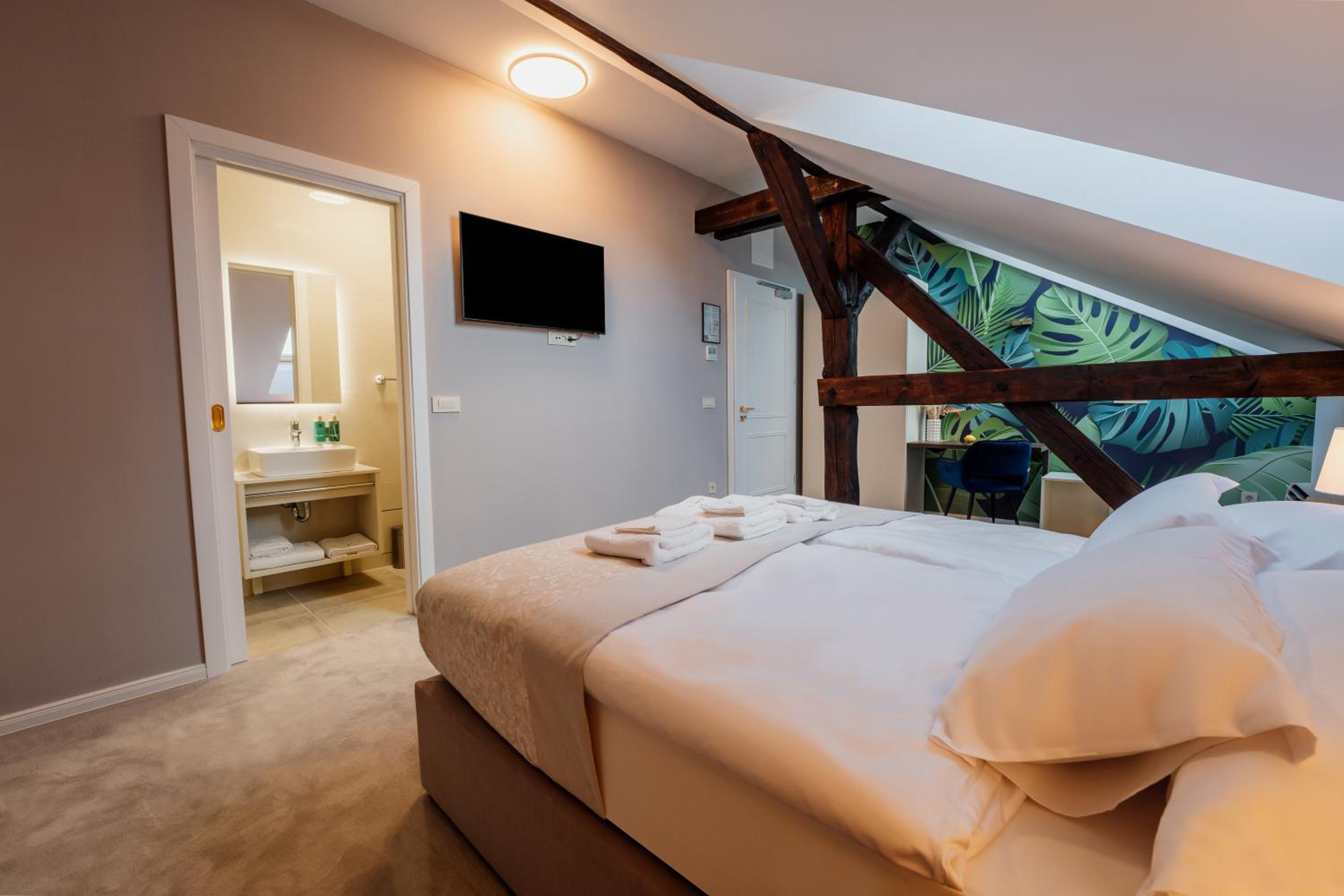 Deluxe Double Room (2 Adults + 1 Child) photo 2