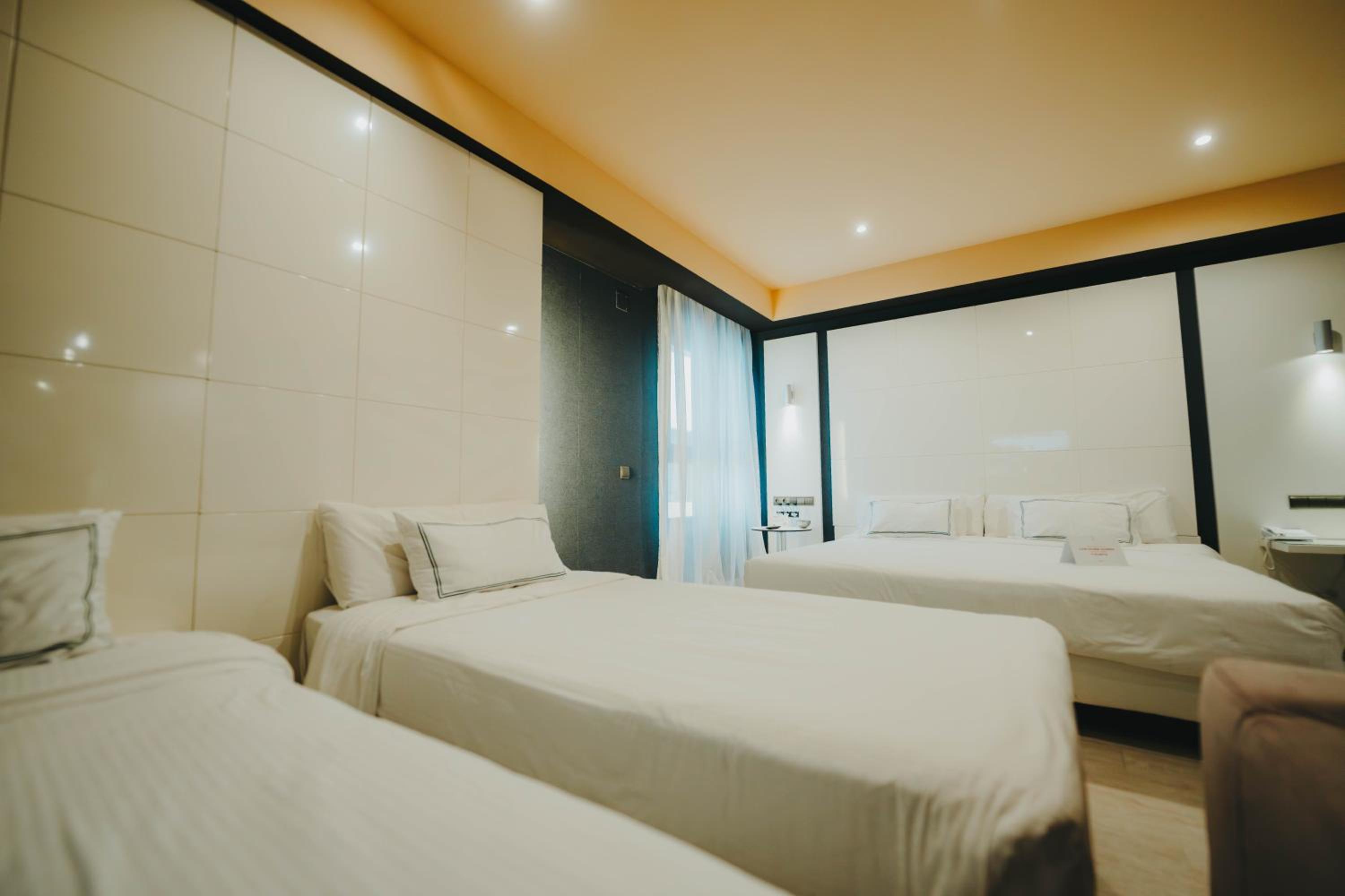 Twin Room - Disability Access photo 2