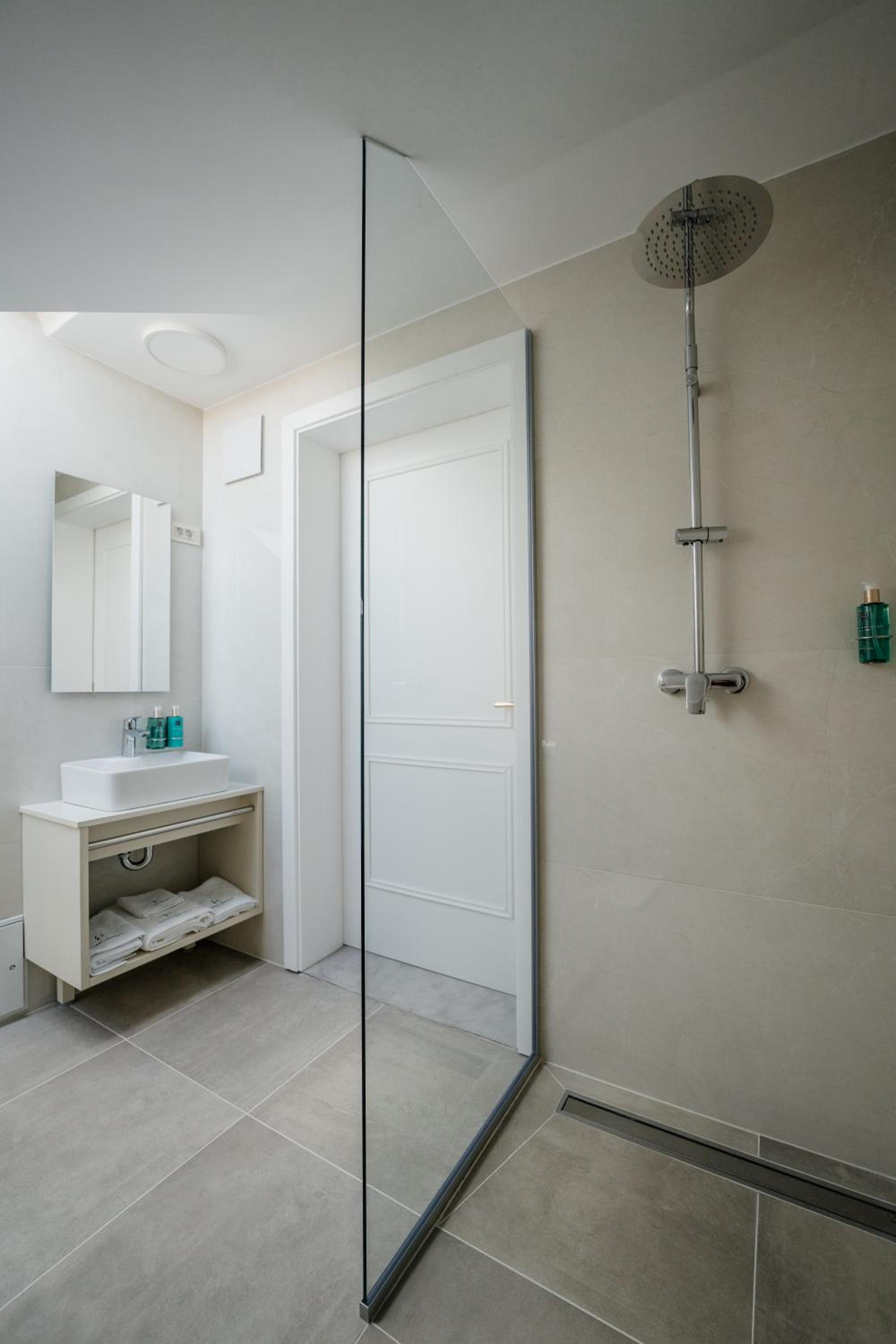 Family Room with Private Bathroom photo 2