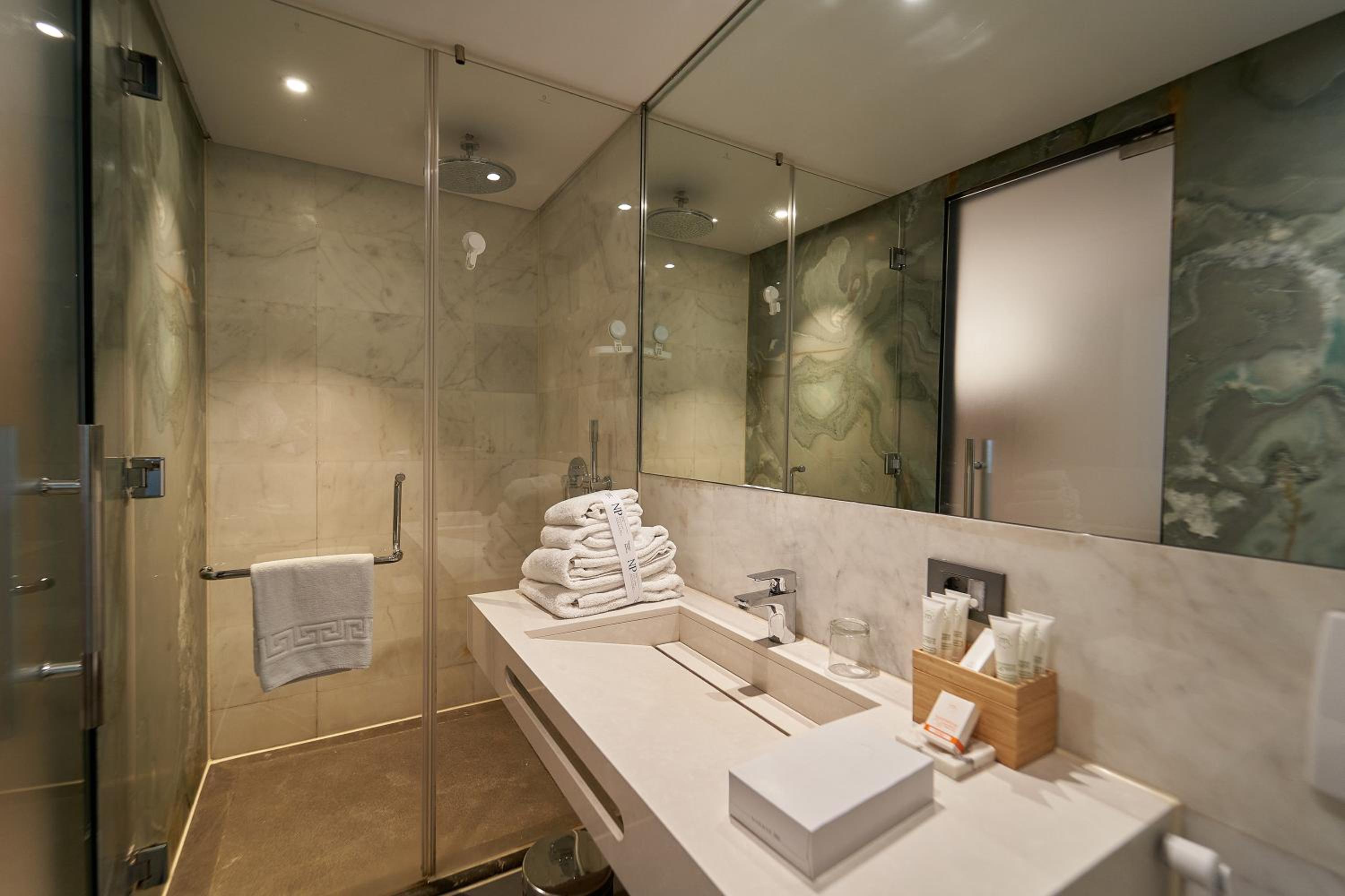 Superior King Room - Photo 7