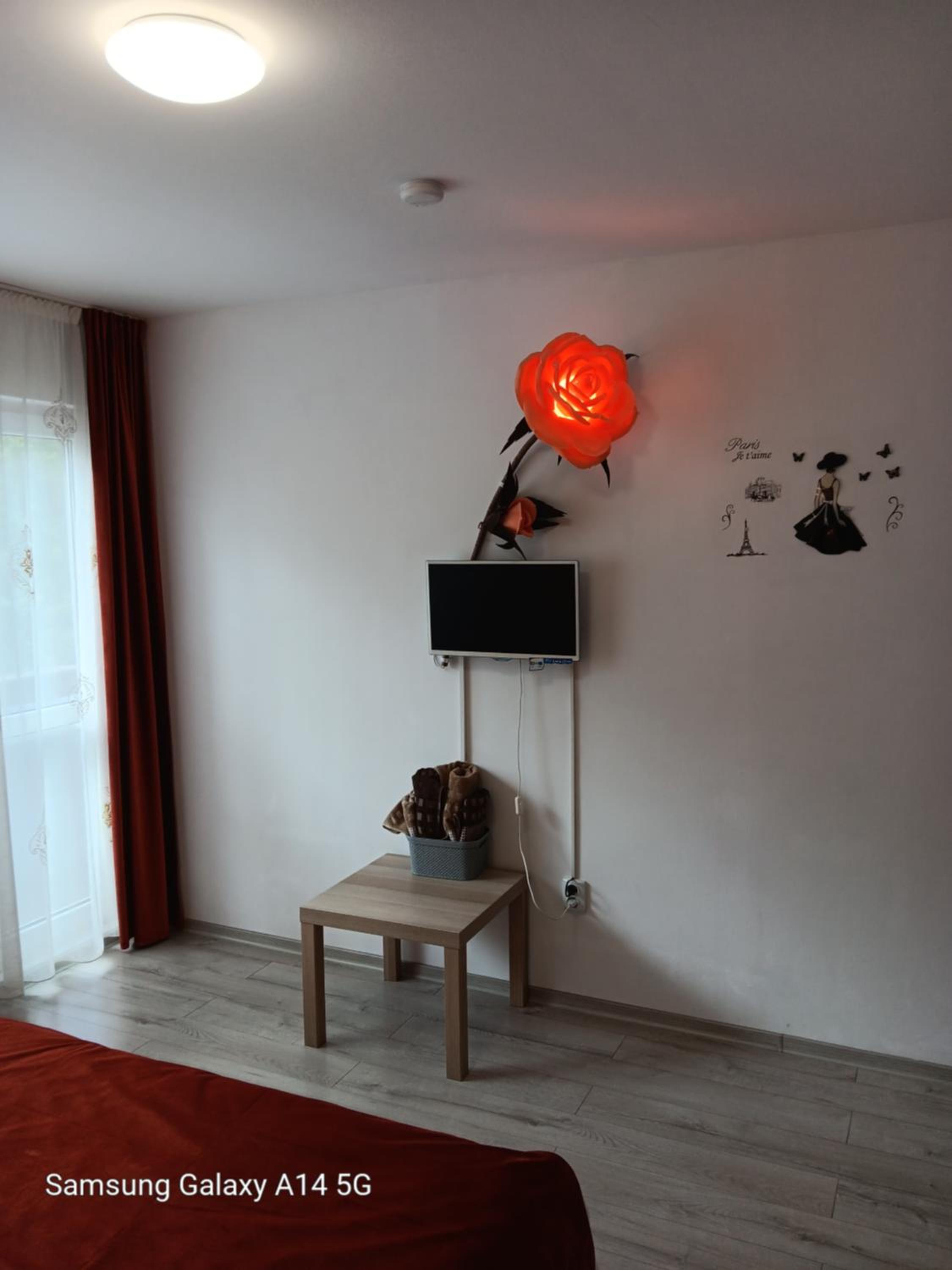 Five-Bedroom House photo 1