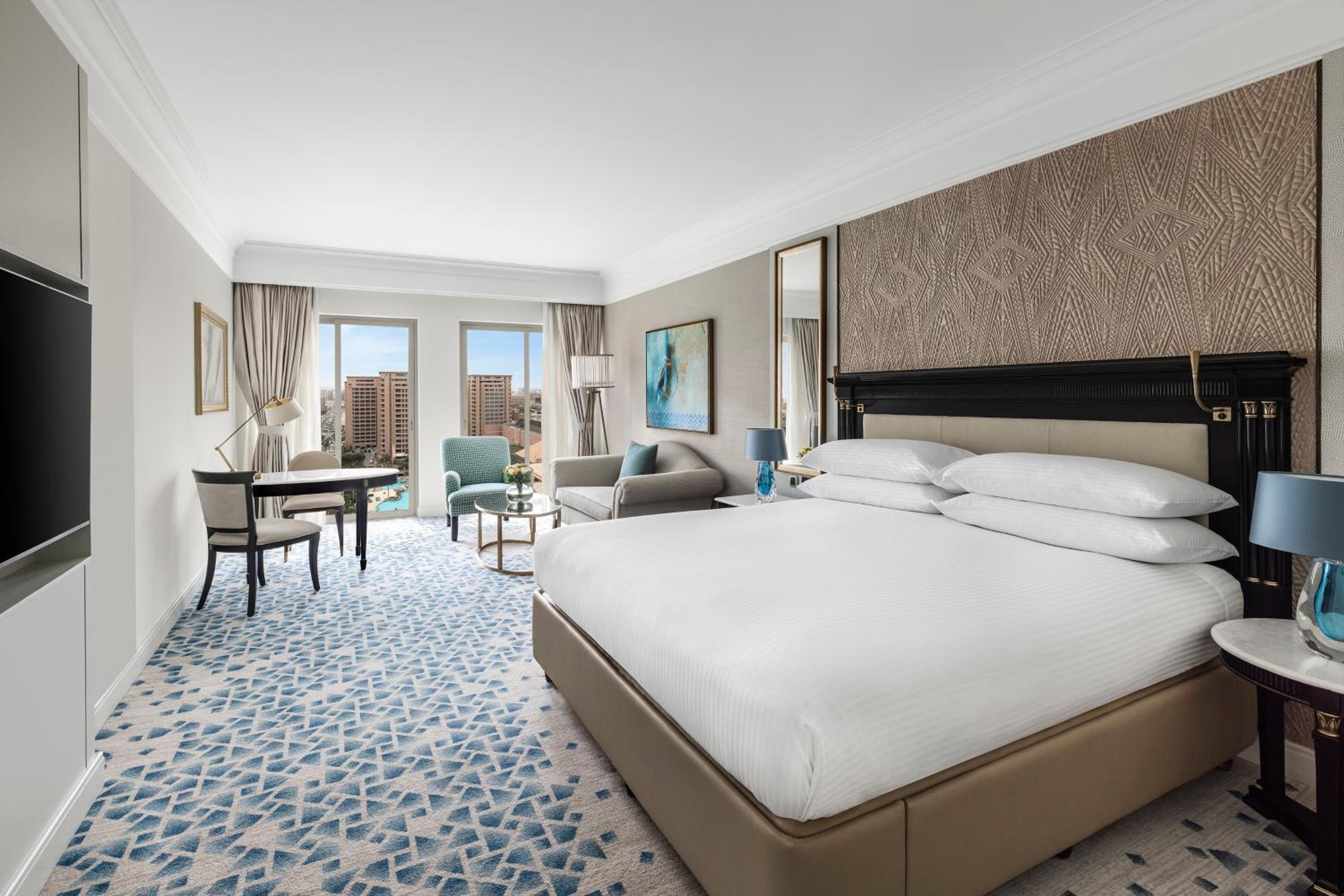 Premium King Room with Ergonomic Flex Space - Photo 5