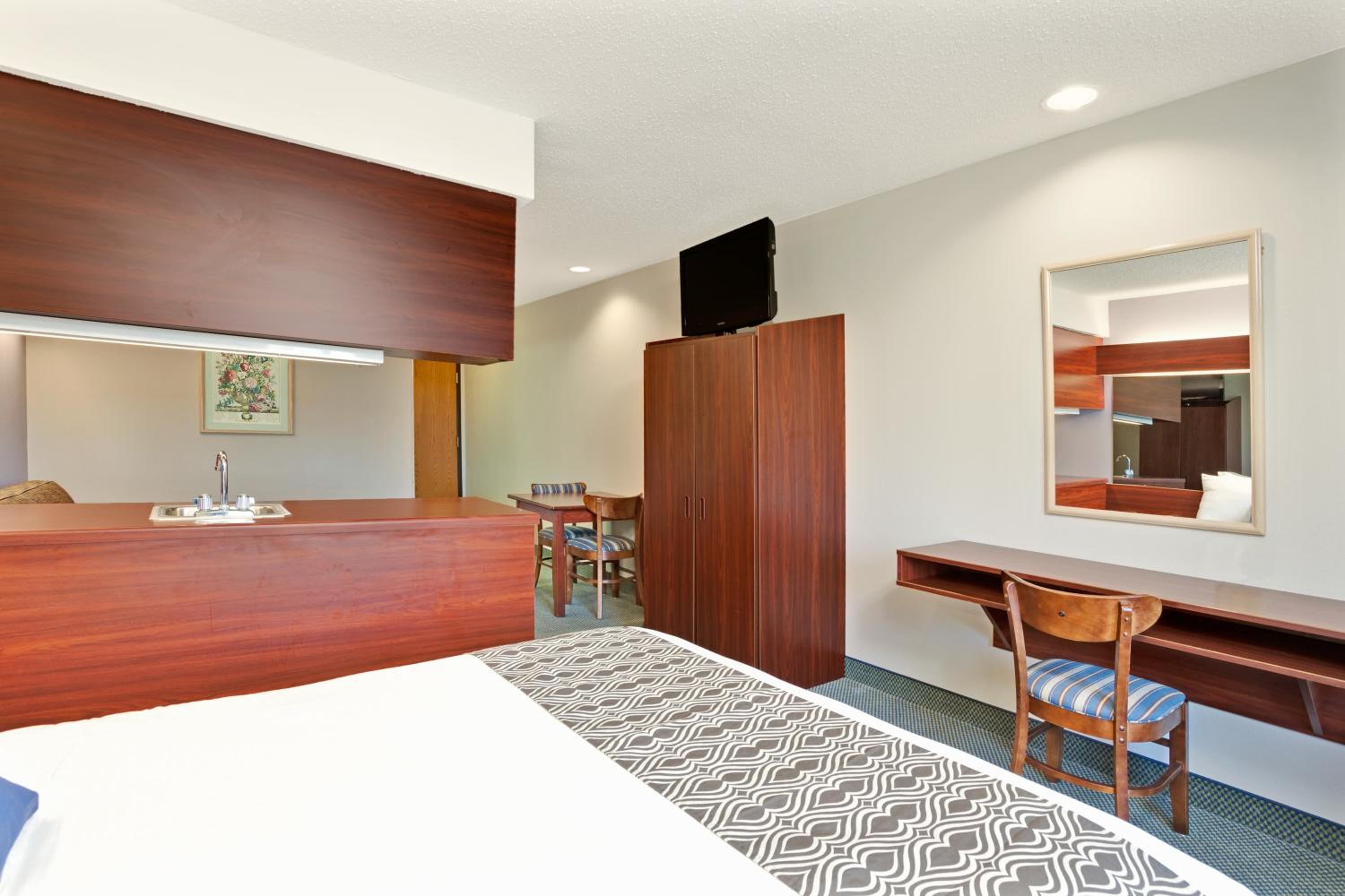 Queen Studio Suite - Non-Smoking - Photo 1