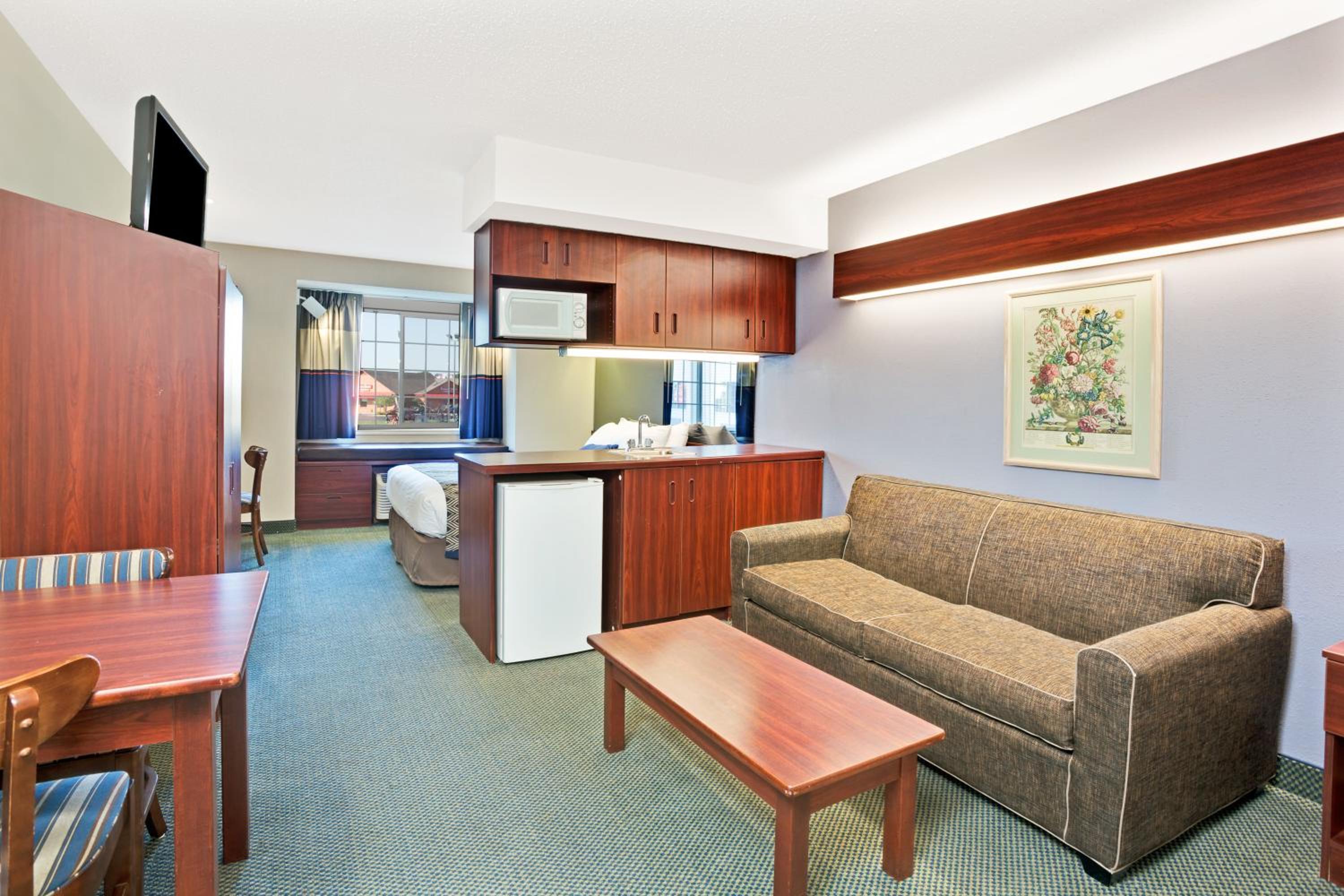 Queen Studio Suite - Non-Smoking - Photo 4