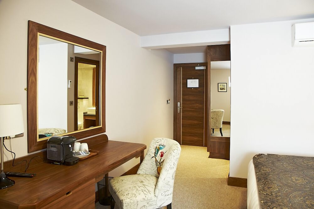 Double Room (1 King Bed + 1 Single Bed) photo 3