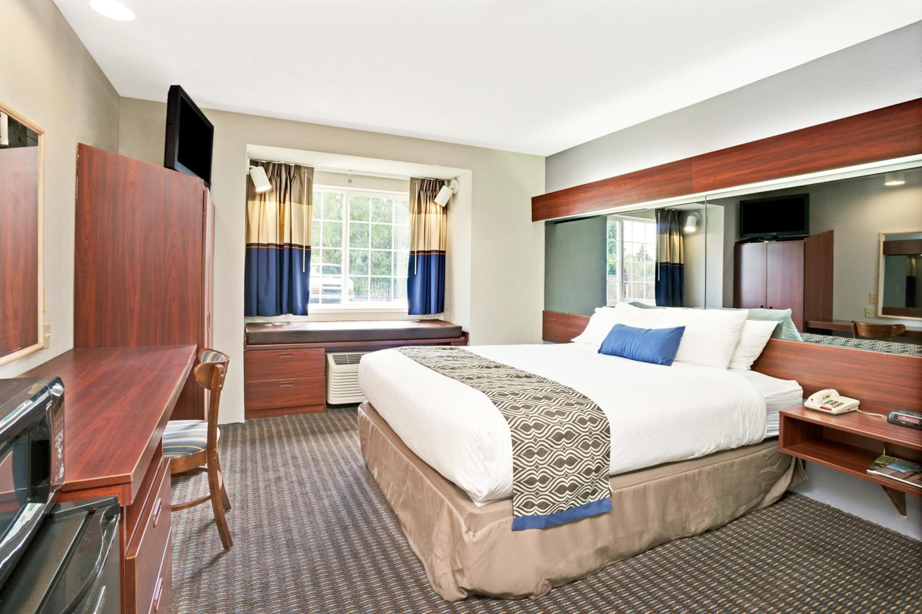 Queen Room - Non-Smoking - Photo 7