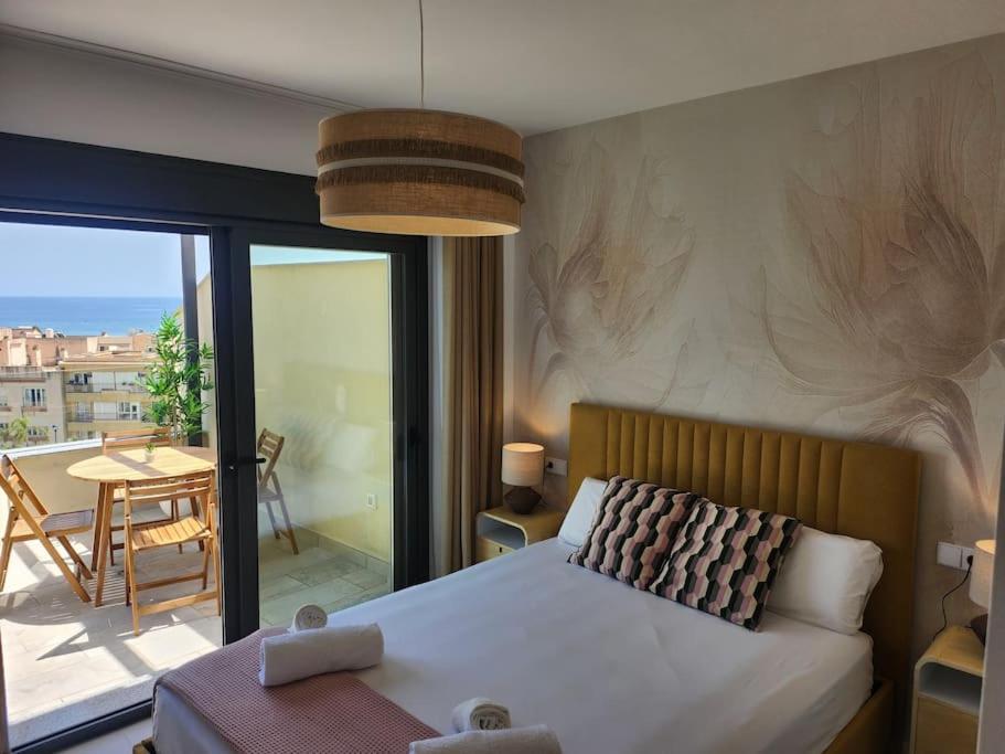 Apartamento de dos habitaciones con terraza y vista al mar