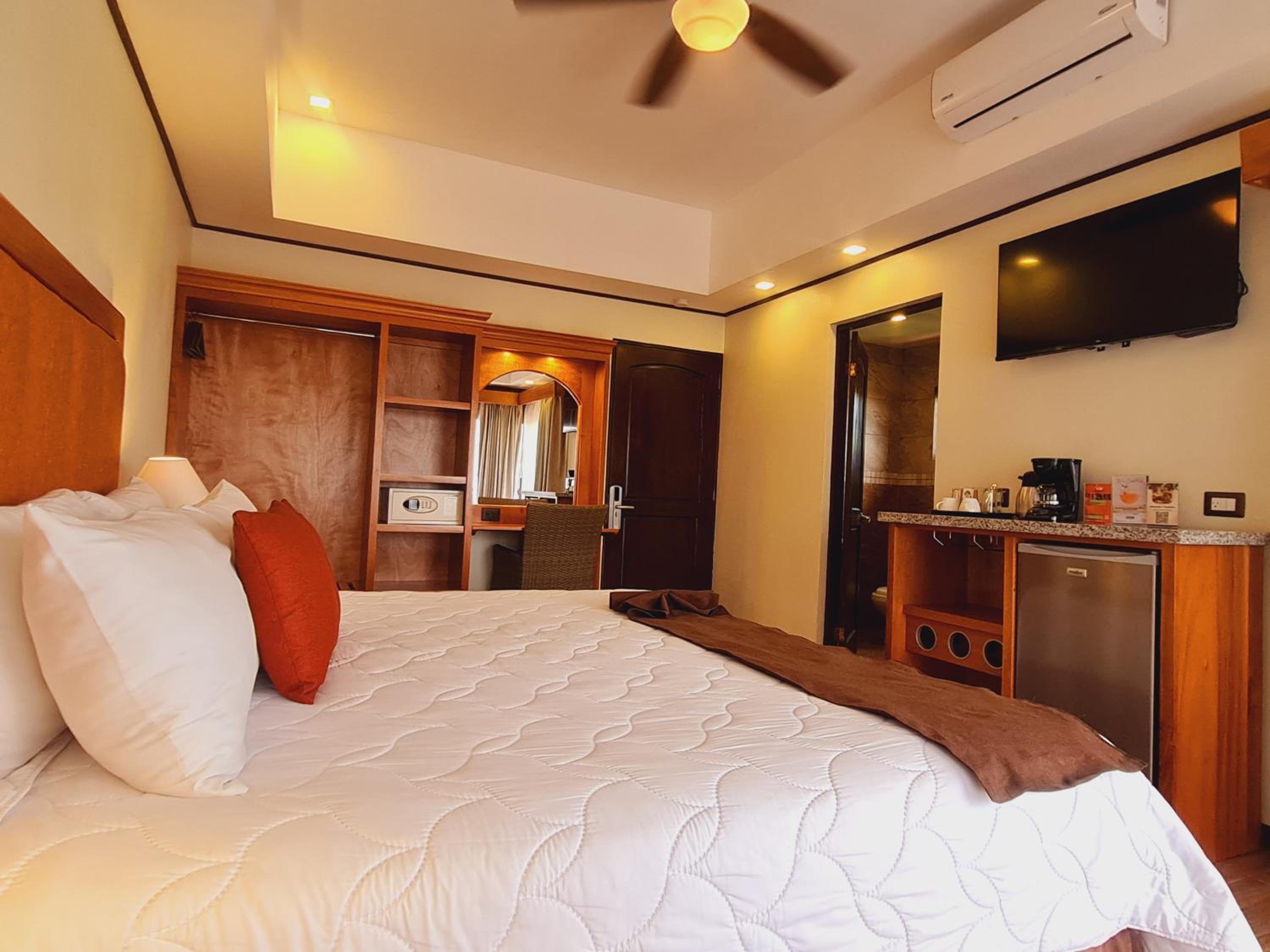 Quetzal Deluxe King Room - Photo 14