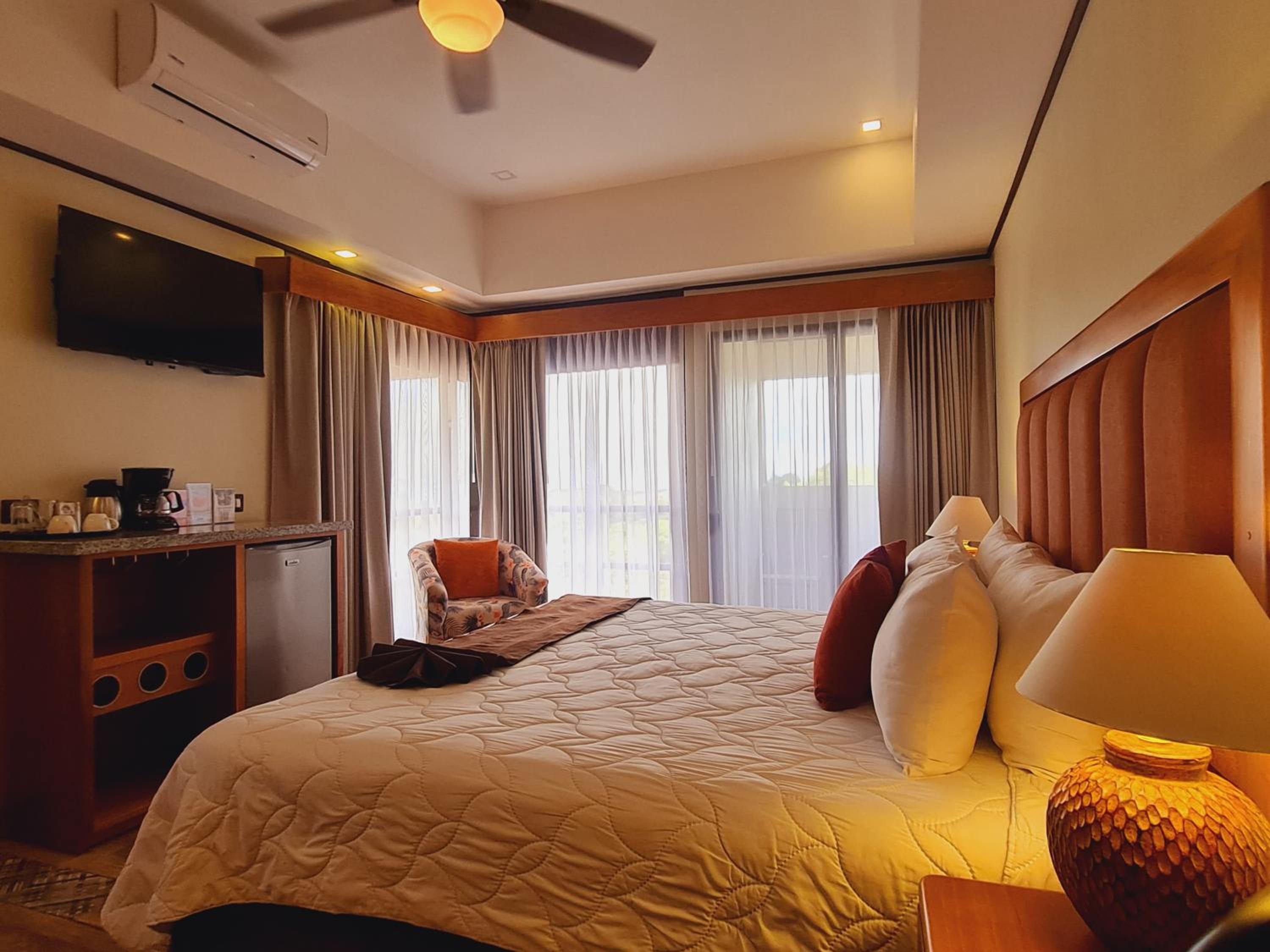 Quetzal Deluxe King Room - Photo 8