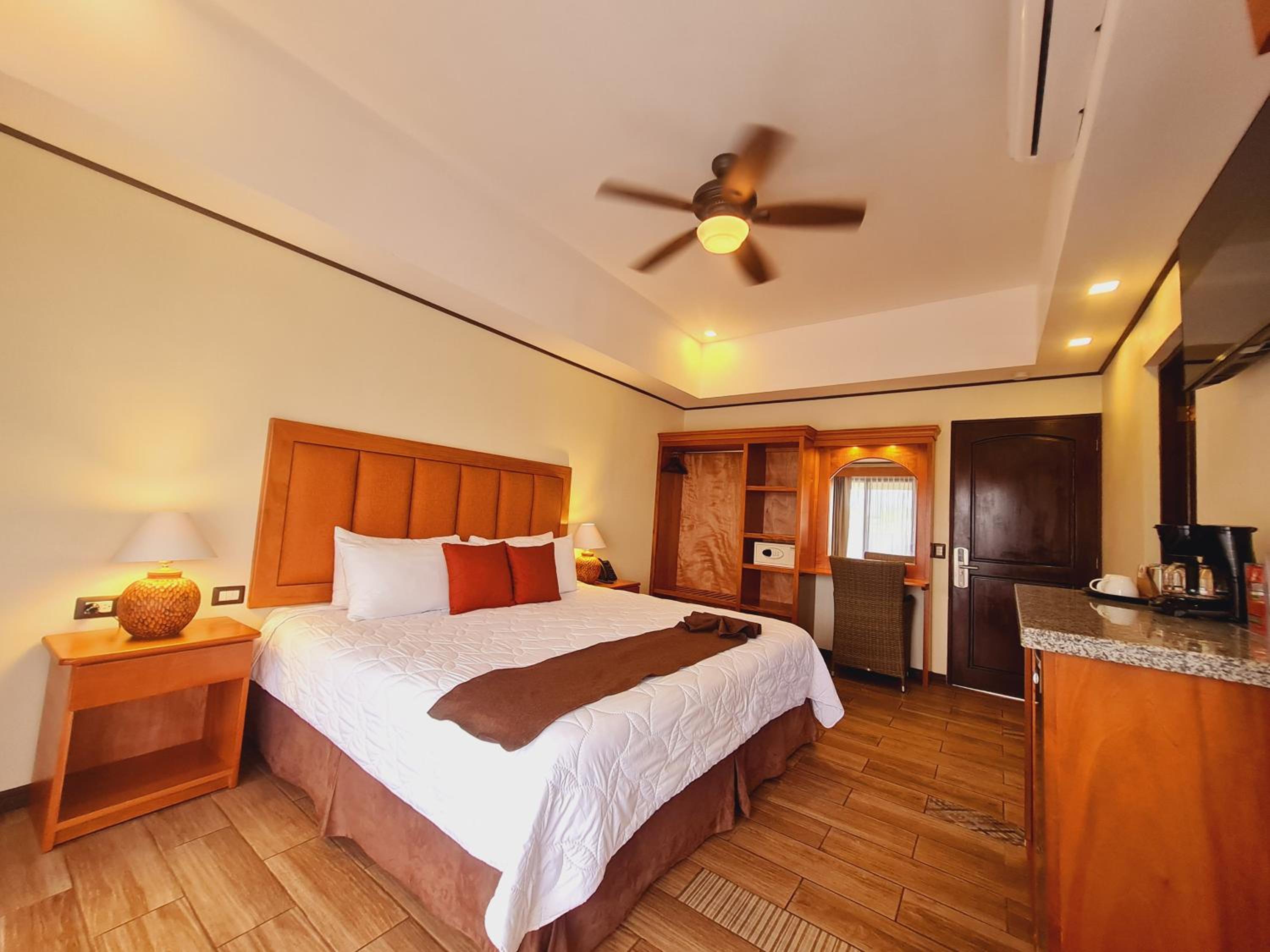 Quetzal Deluxe King Room - Photo 4