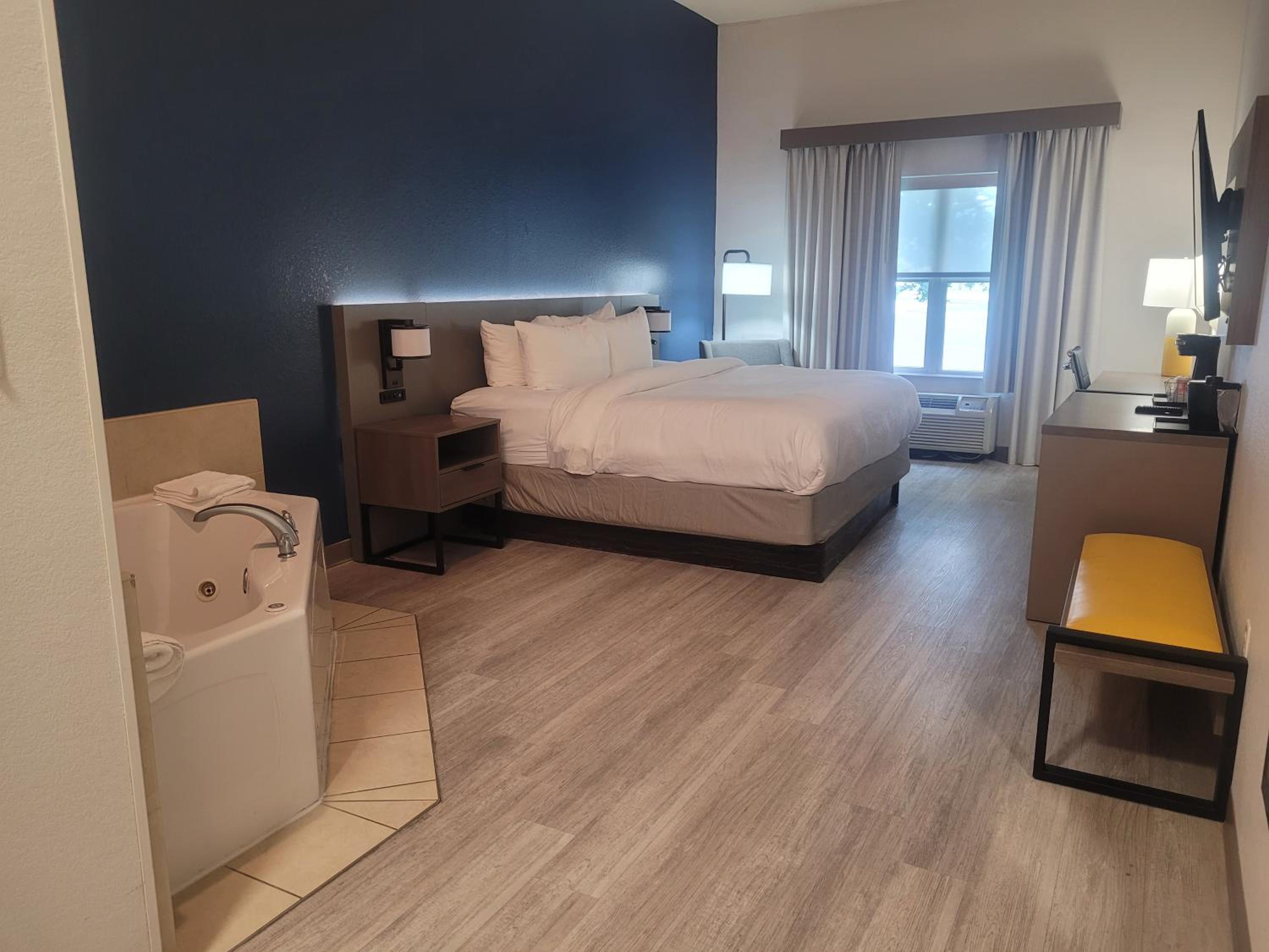 King Suite with Whirlpool - Non-smoking photo 1