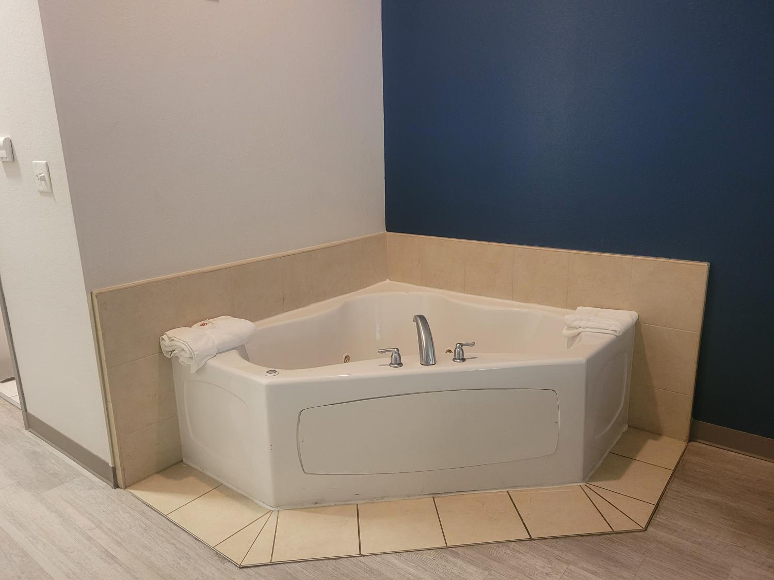 King Suite with Whirlpool - Non-smoking photo 3