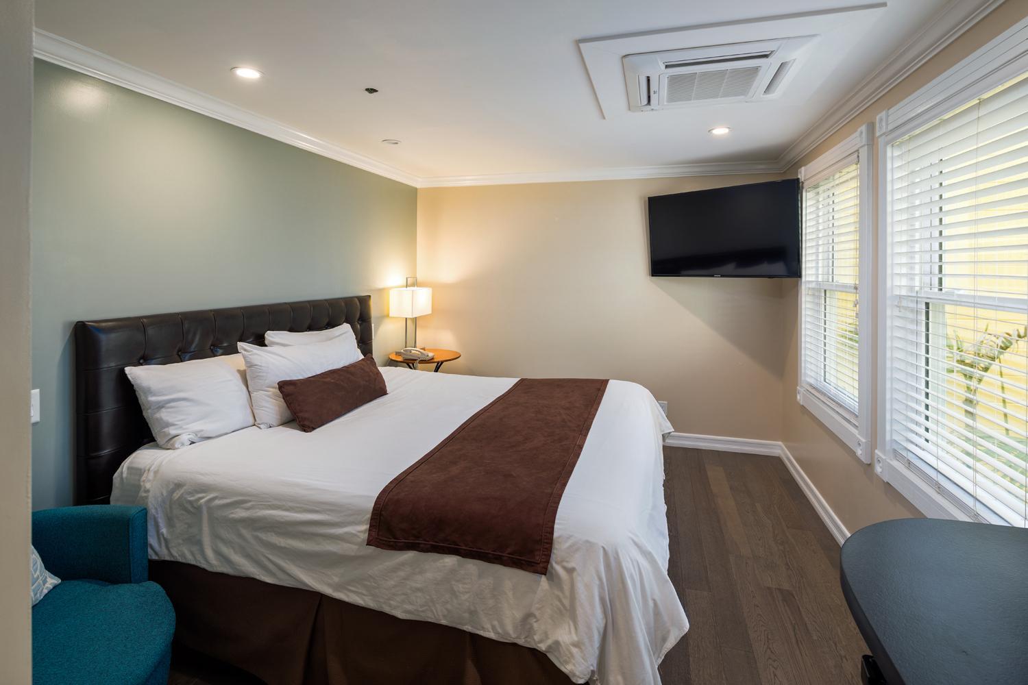 Deluxe King Room - Photo 2