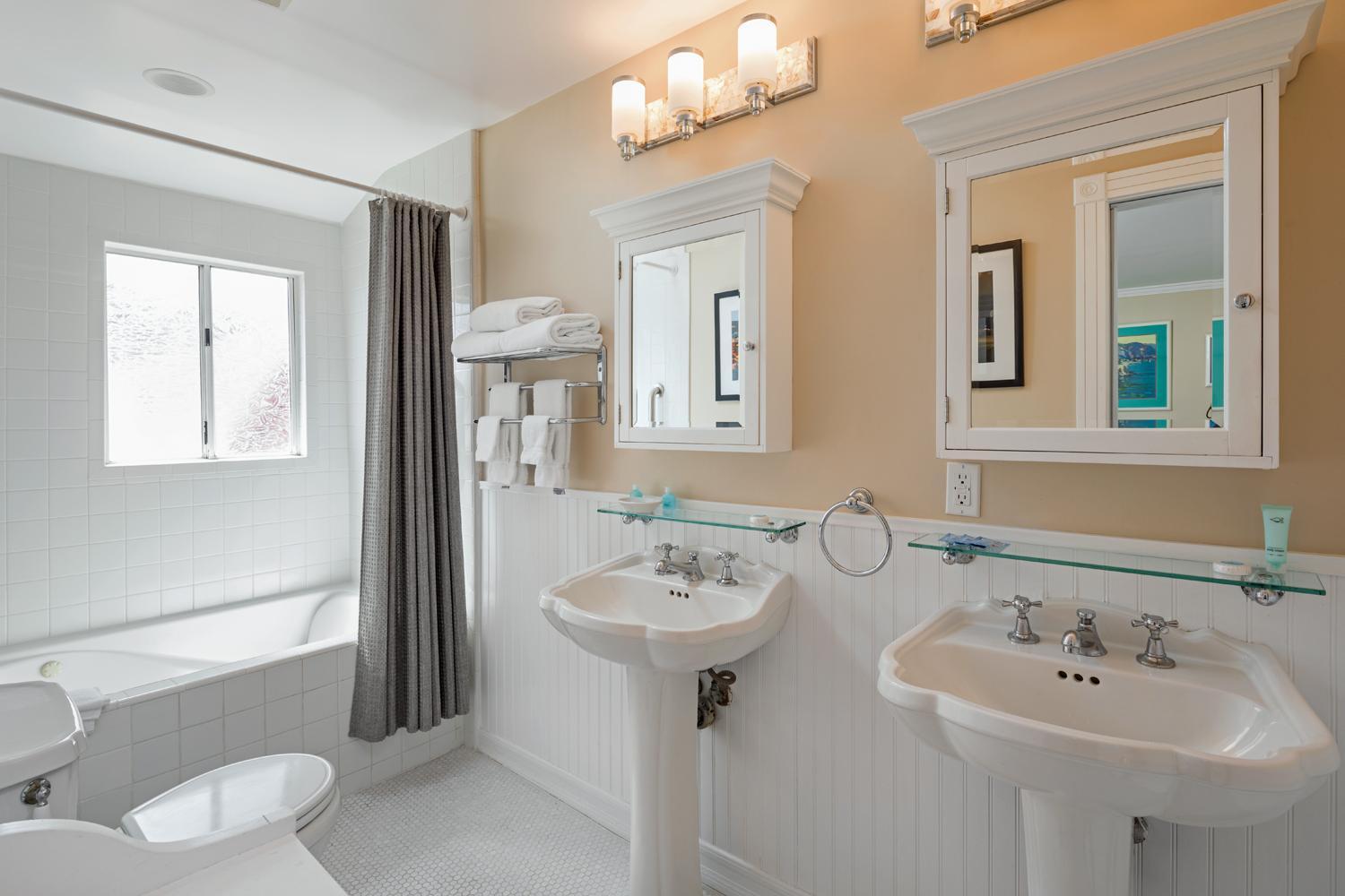 King Suite - Photo 2