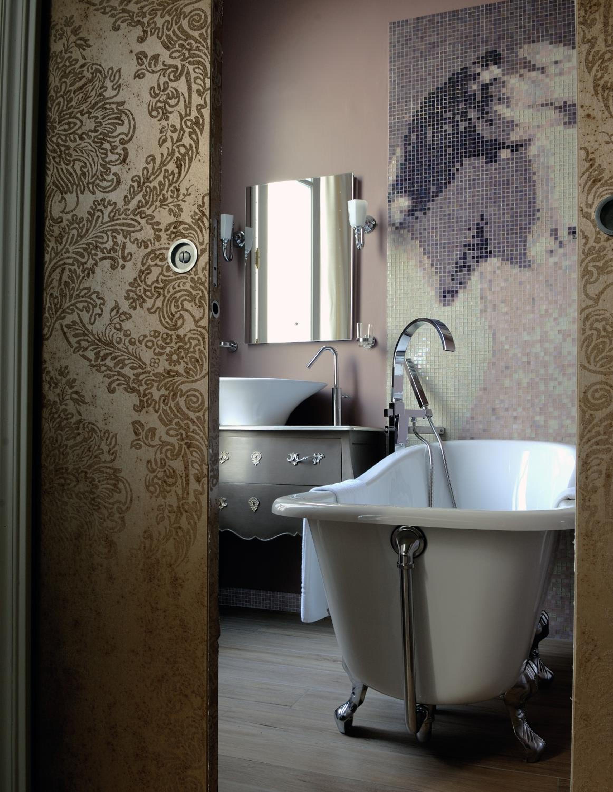 Deluxe Queen Room - Non-Smoking - Photo 6