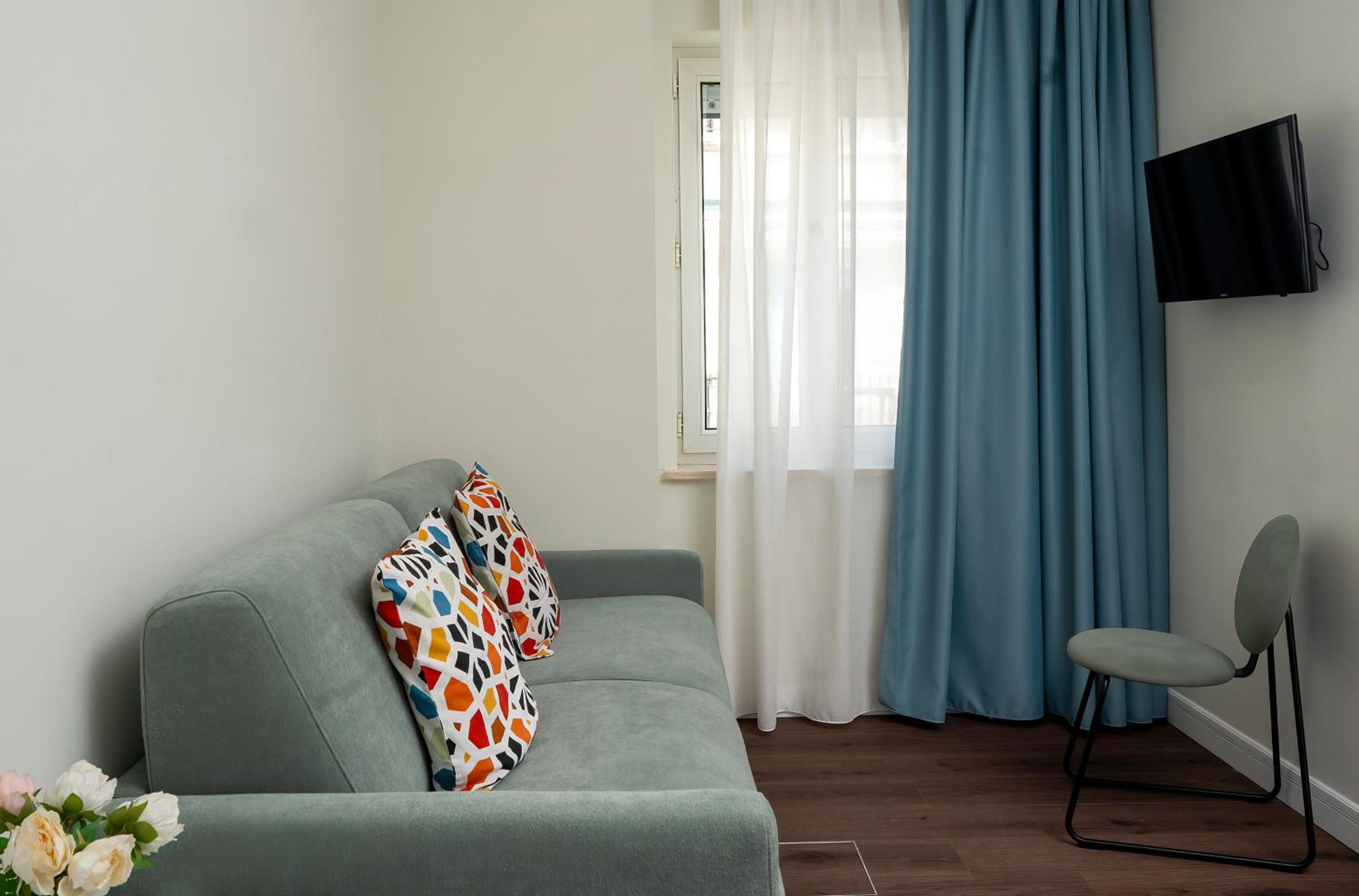 One-Bedroom Apartment photo 1