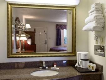 Queen Room with Two Queen Beds - Smoking photo 3