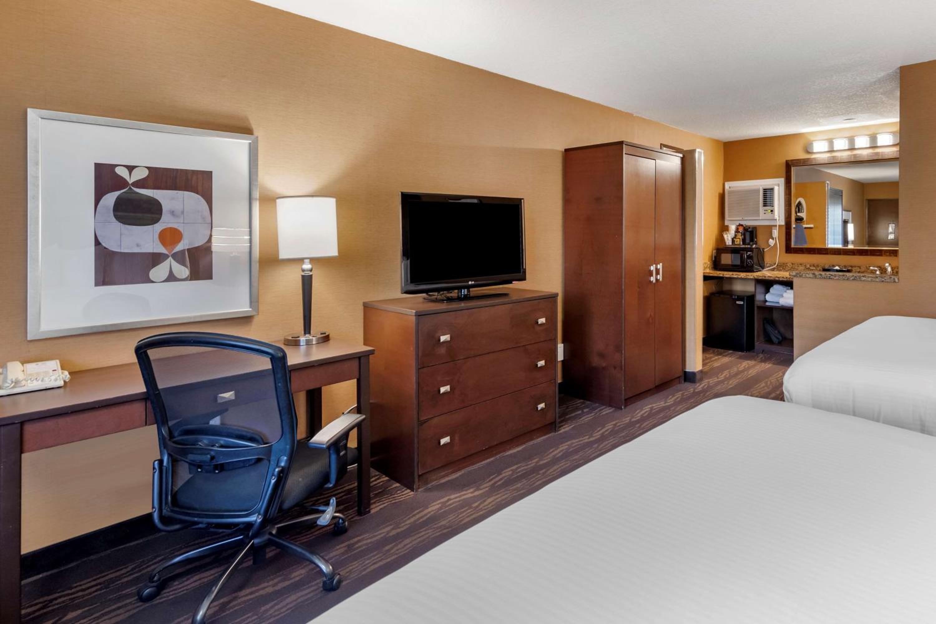 Queen Room with Two Queen Beds - Non-Smoking - Photo 5