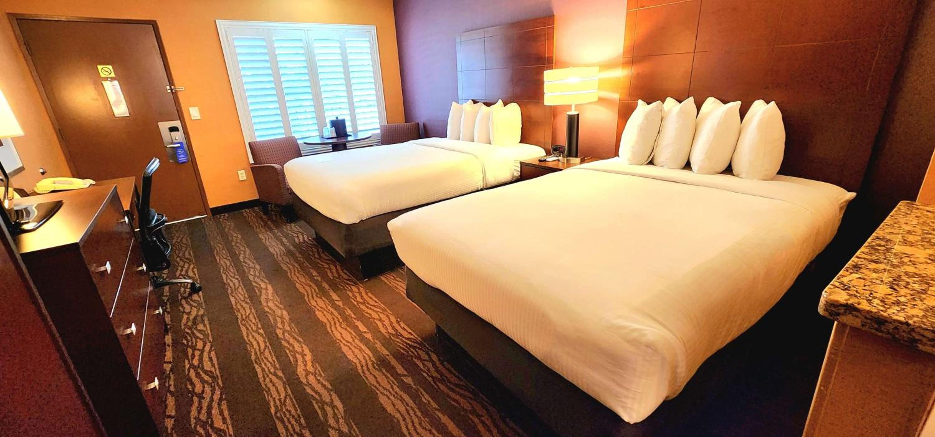 Queen Room with Two Queen Beds - Non-Smoking - Photo 2