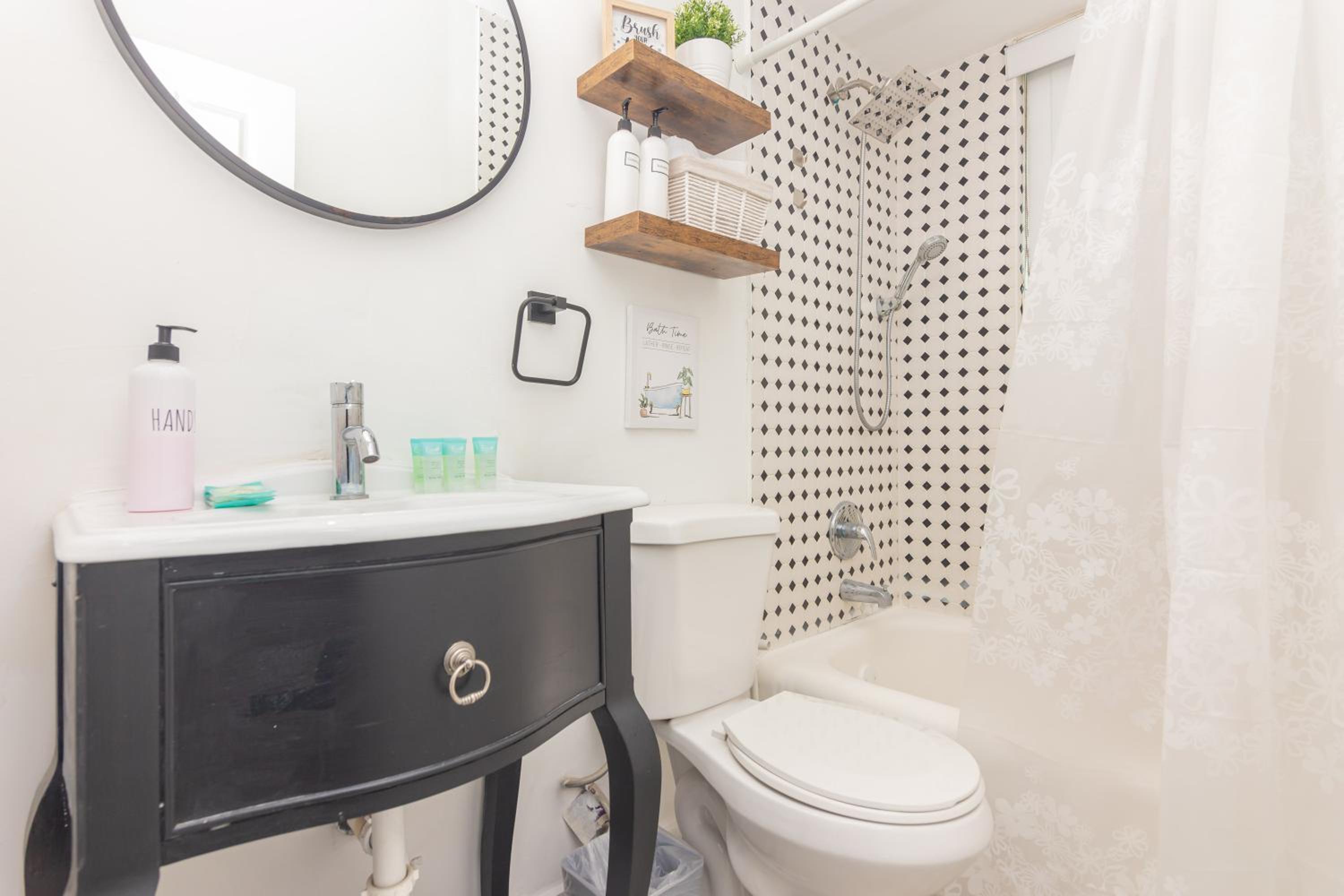 Three-Bedroom Apartment - Photo 8