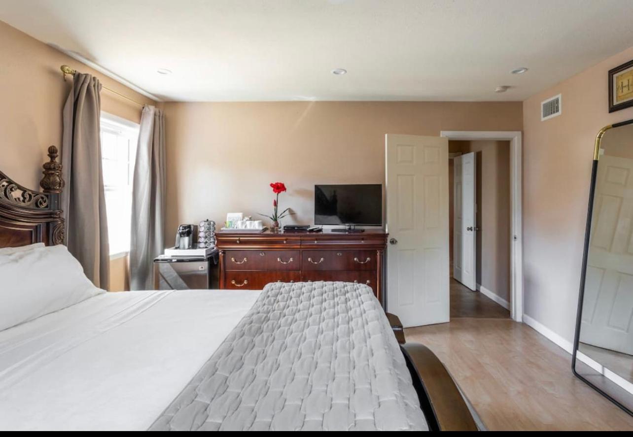 Family Room with Private Bathroom photo 3