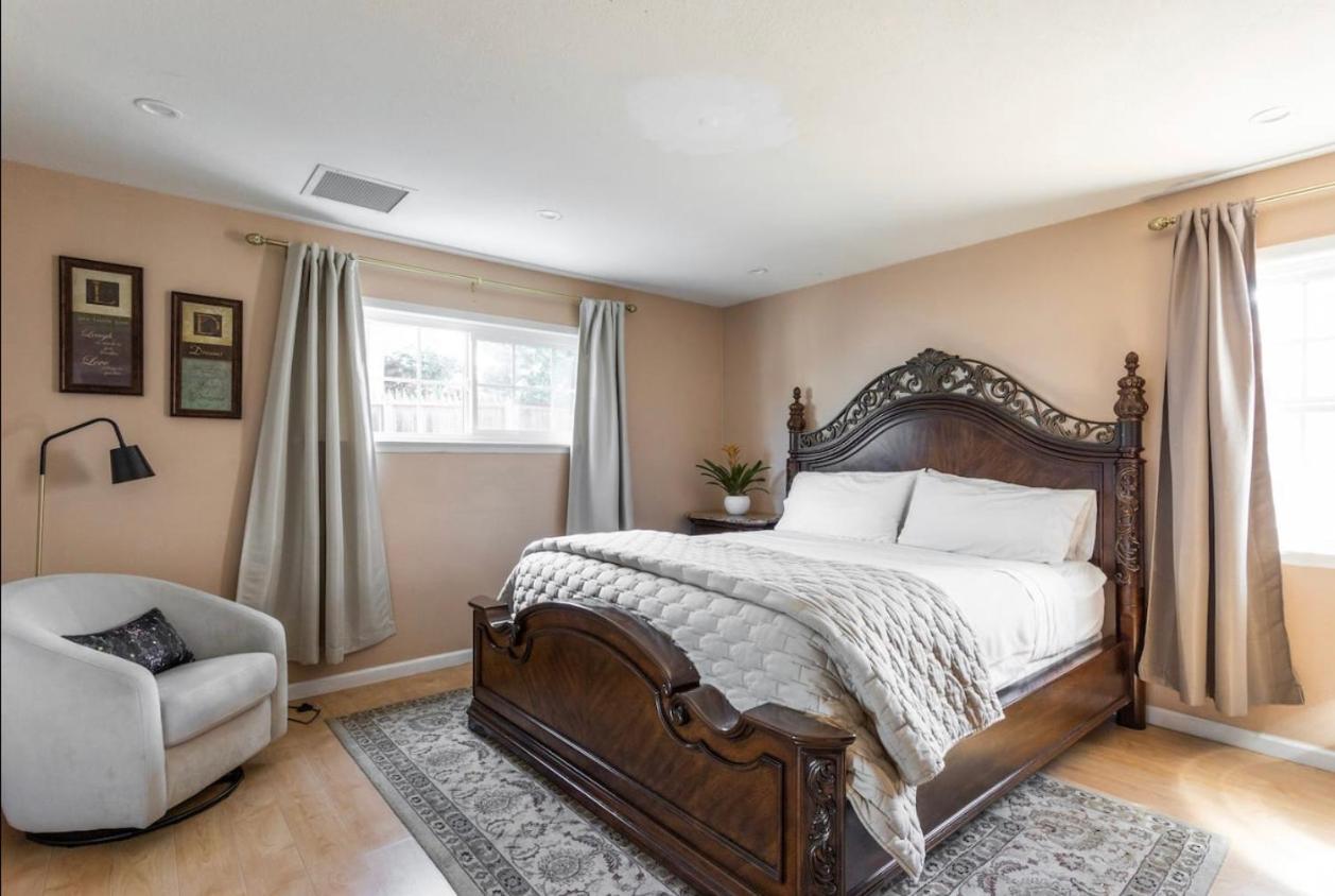 Family Room with Private Bathroom photo 1