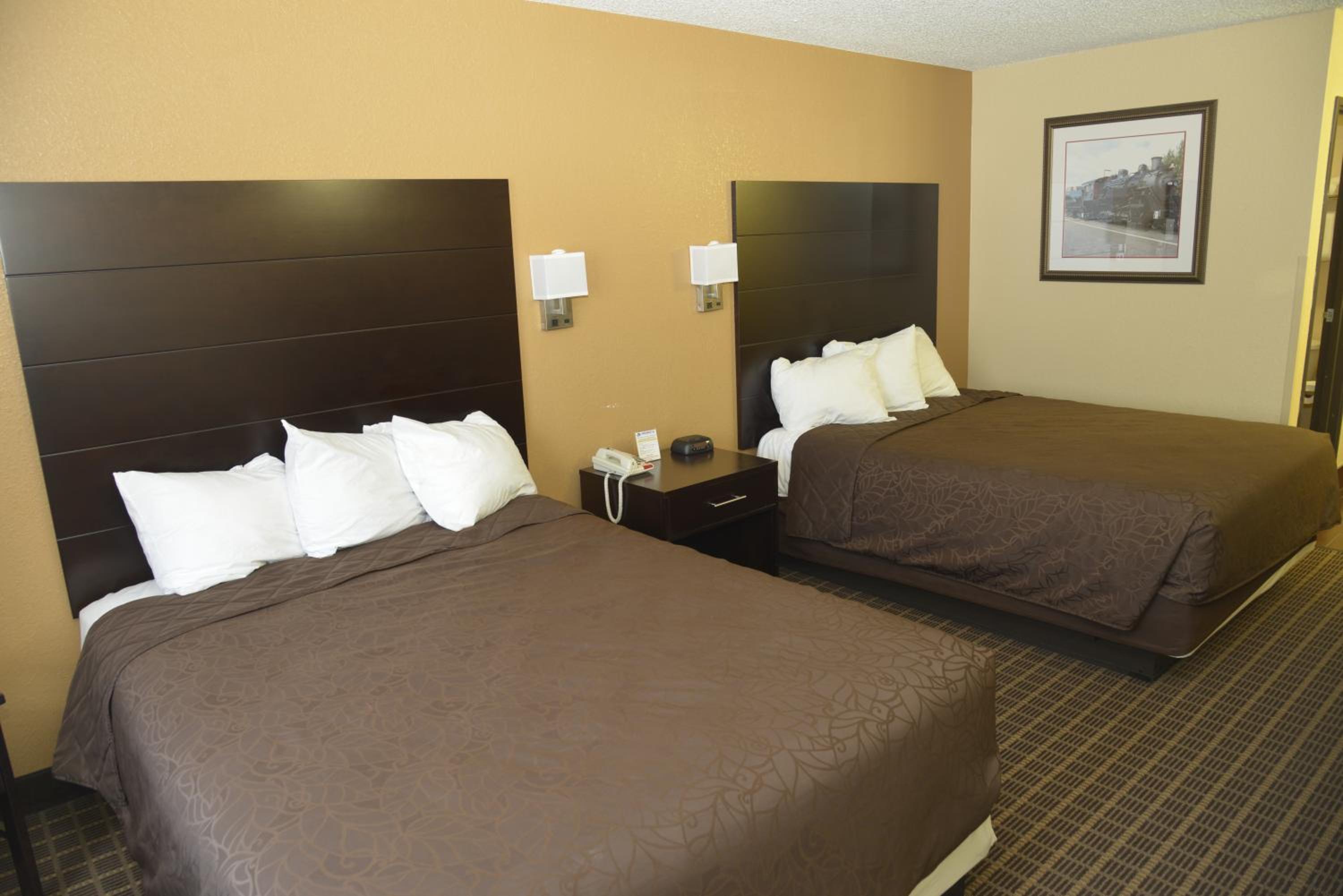 Queen Room with Two Queen Beds - Non-Smoking photo 3