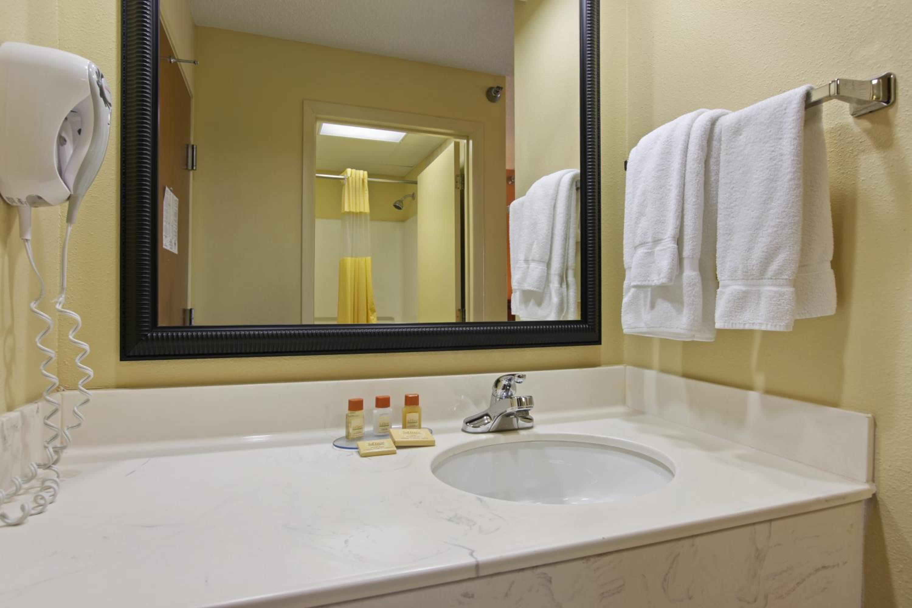King Room - Non-Smoking - Photo 3