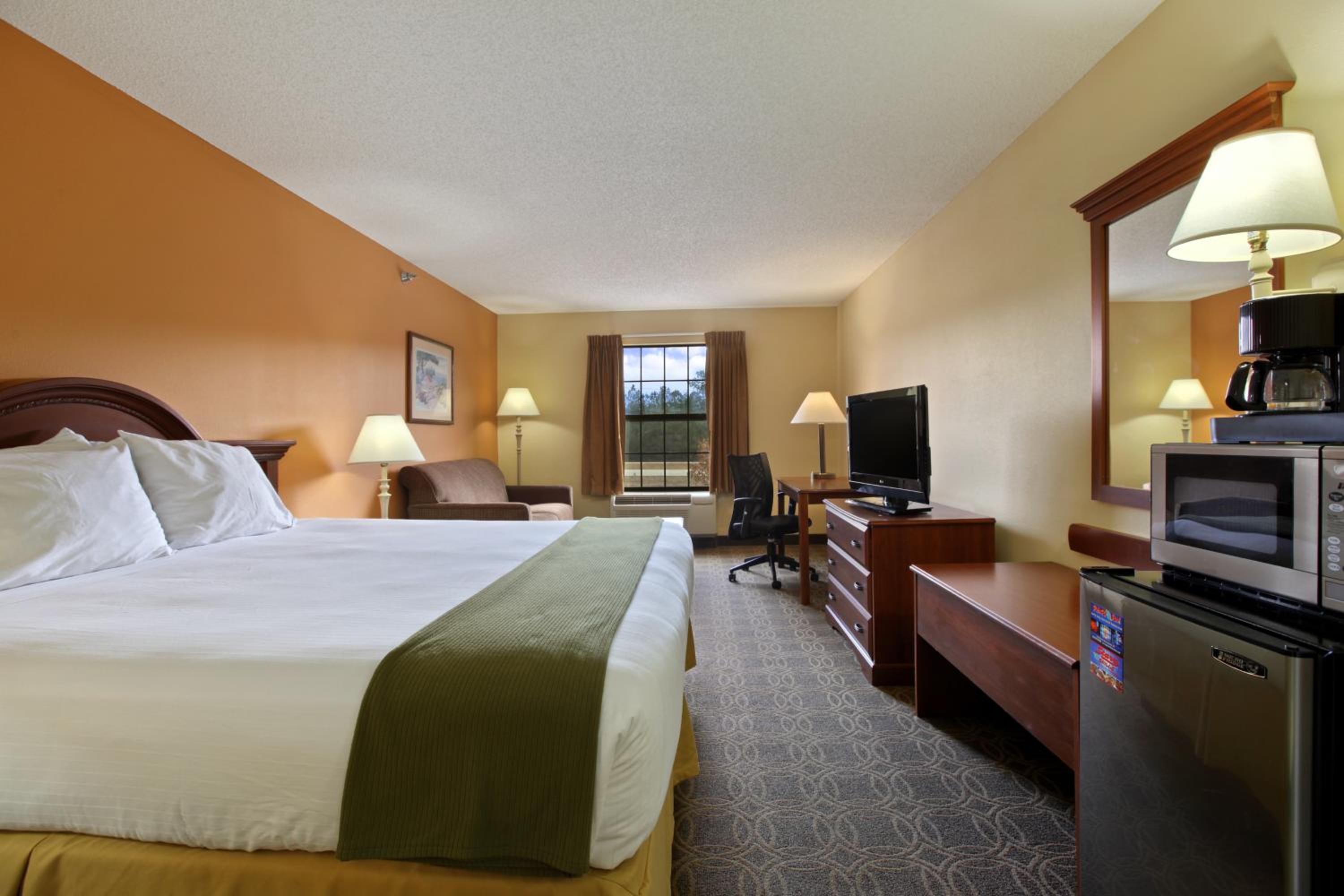 King Room - Non-Smoking - Photo 4