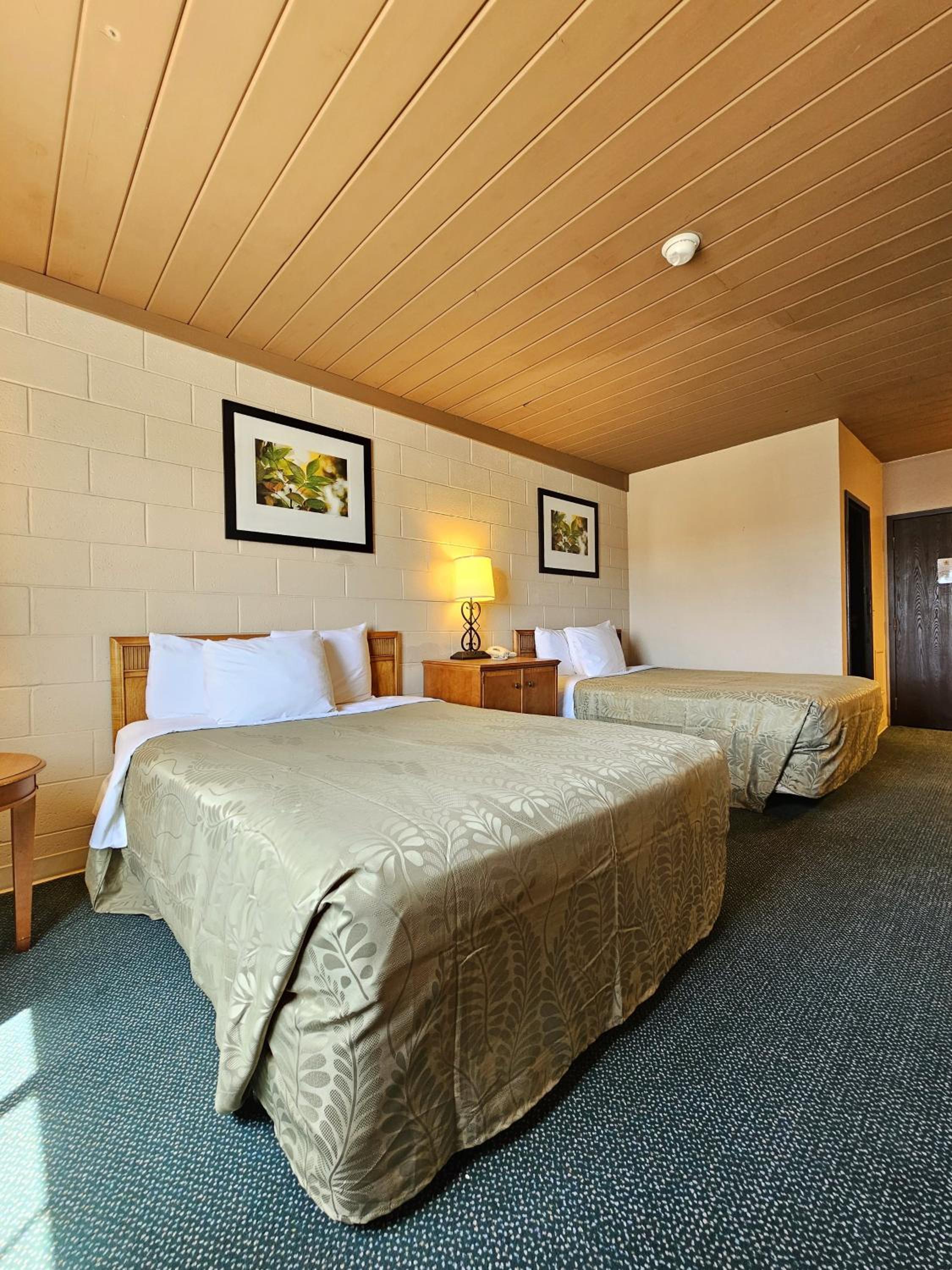 Non-Smoking Double Queen Room - Photo 5