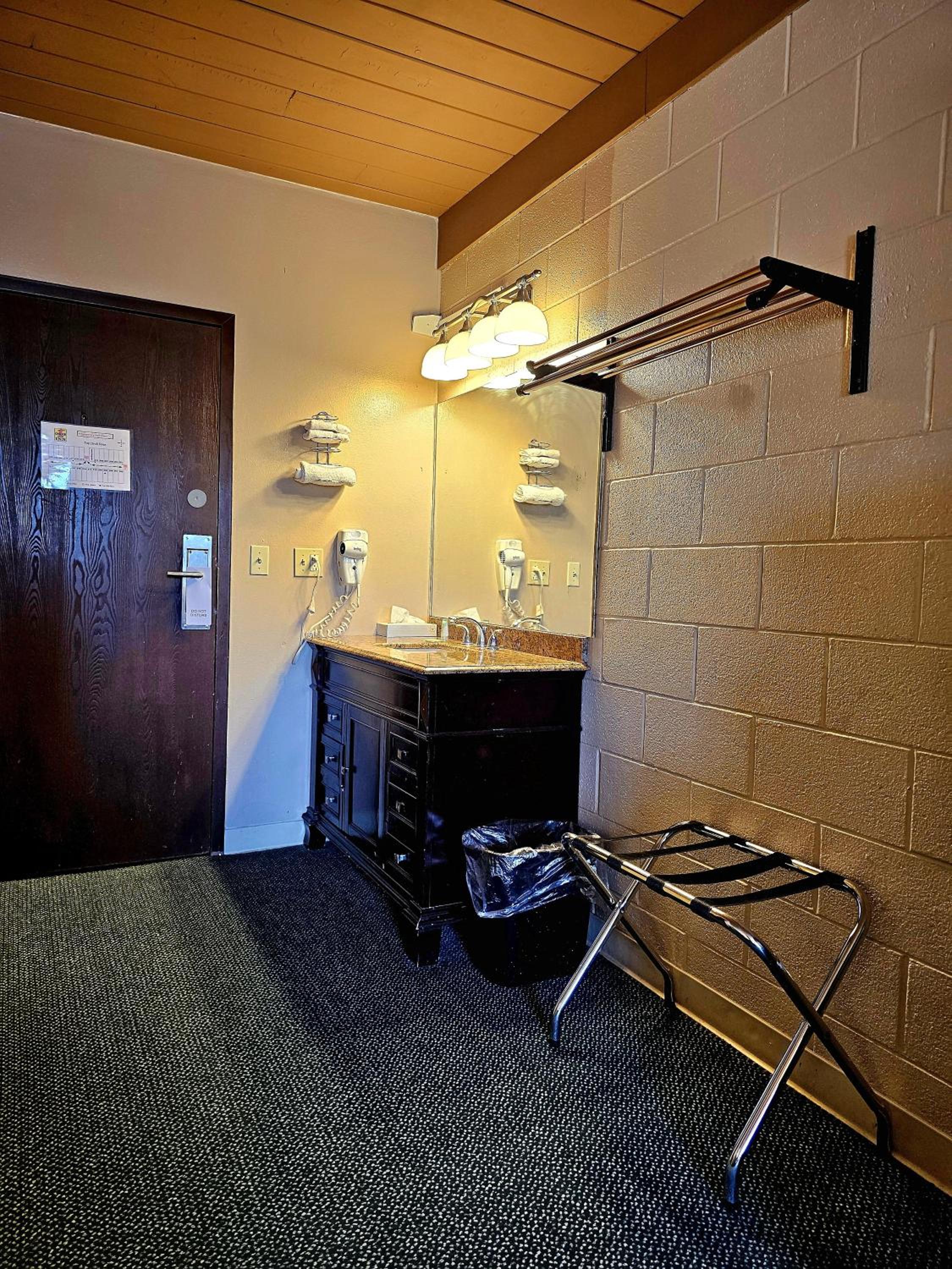 Non-Smoking Double Queen Room - Photo 3