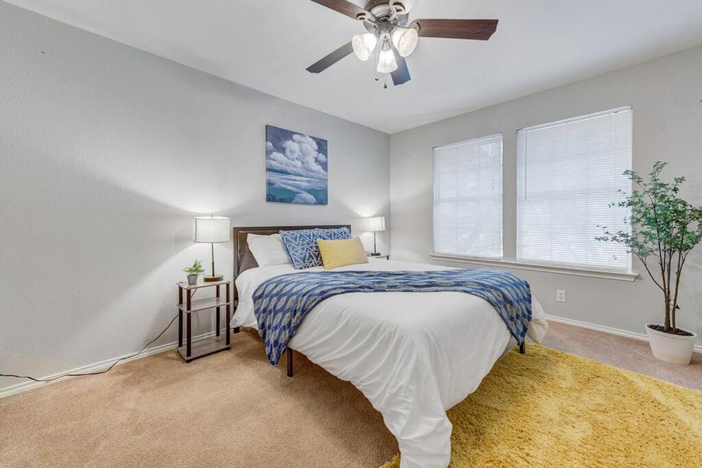 Six-Bedroom House photo 1