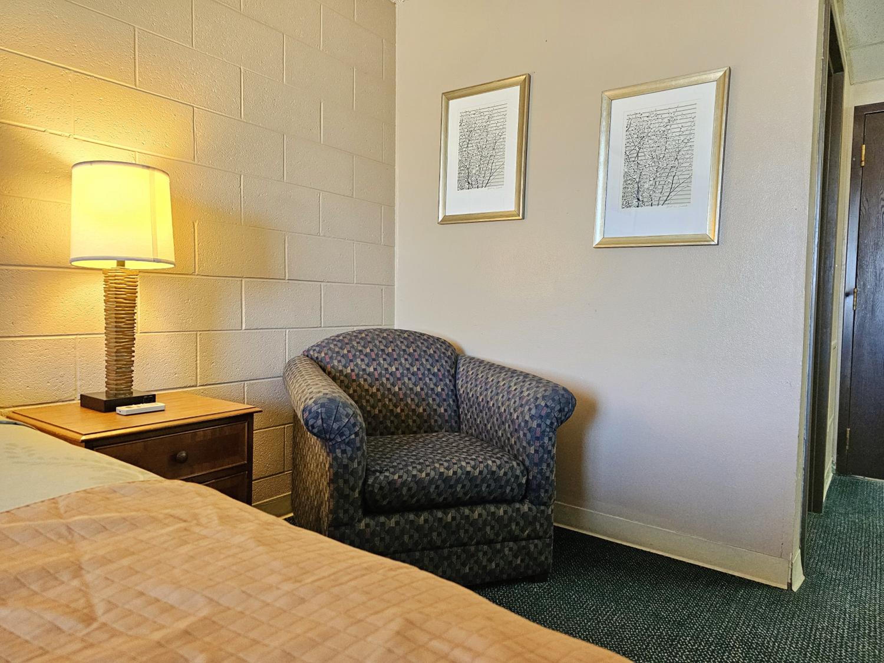 Standard King Room - Photo 9