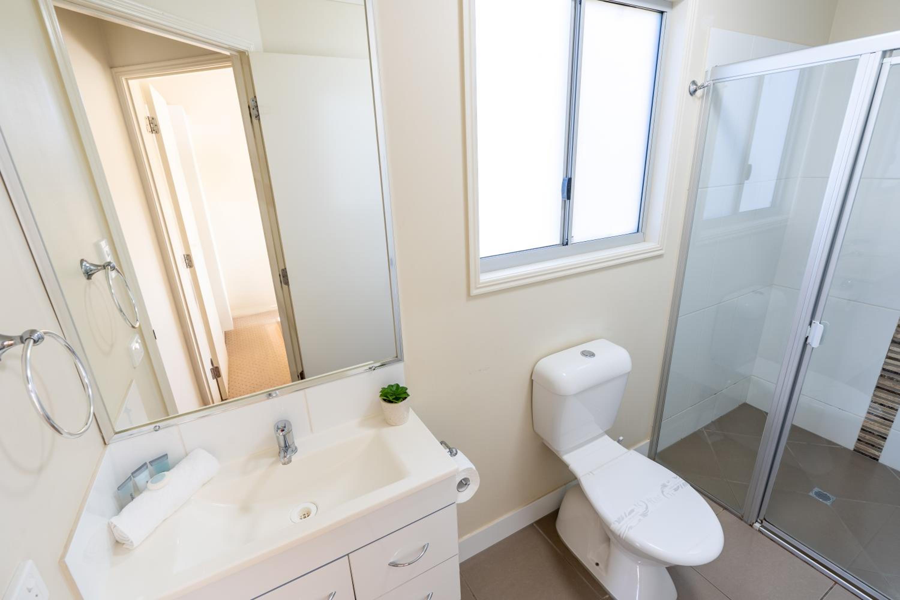 Two Bedroom Lake View Cabin photo 2