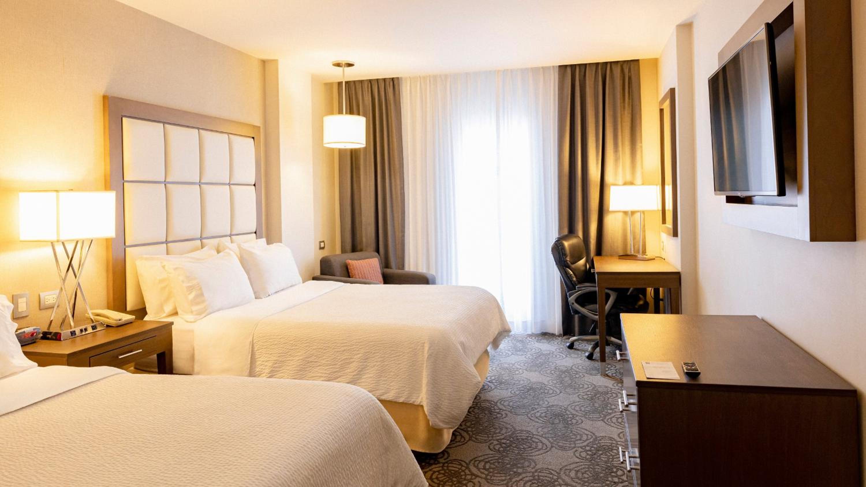Standard Queen Room with Two Queen Beds - Smoking photo 2