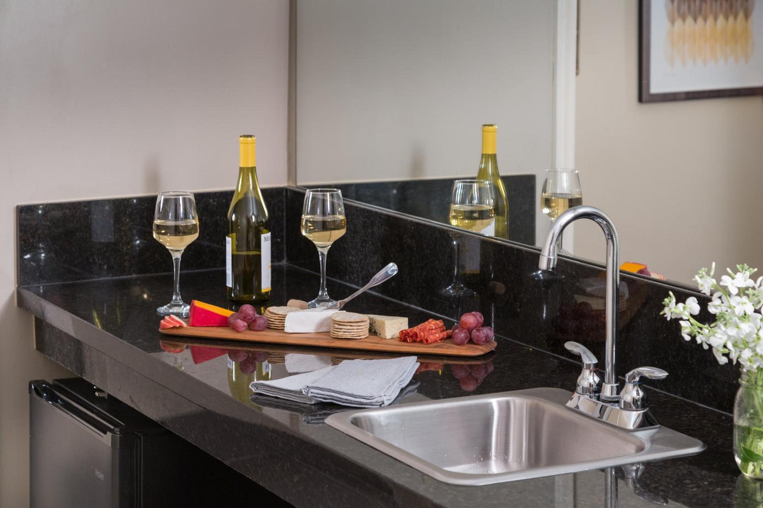 Standard Suite - Photo 4