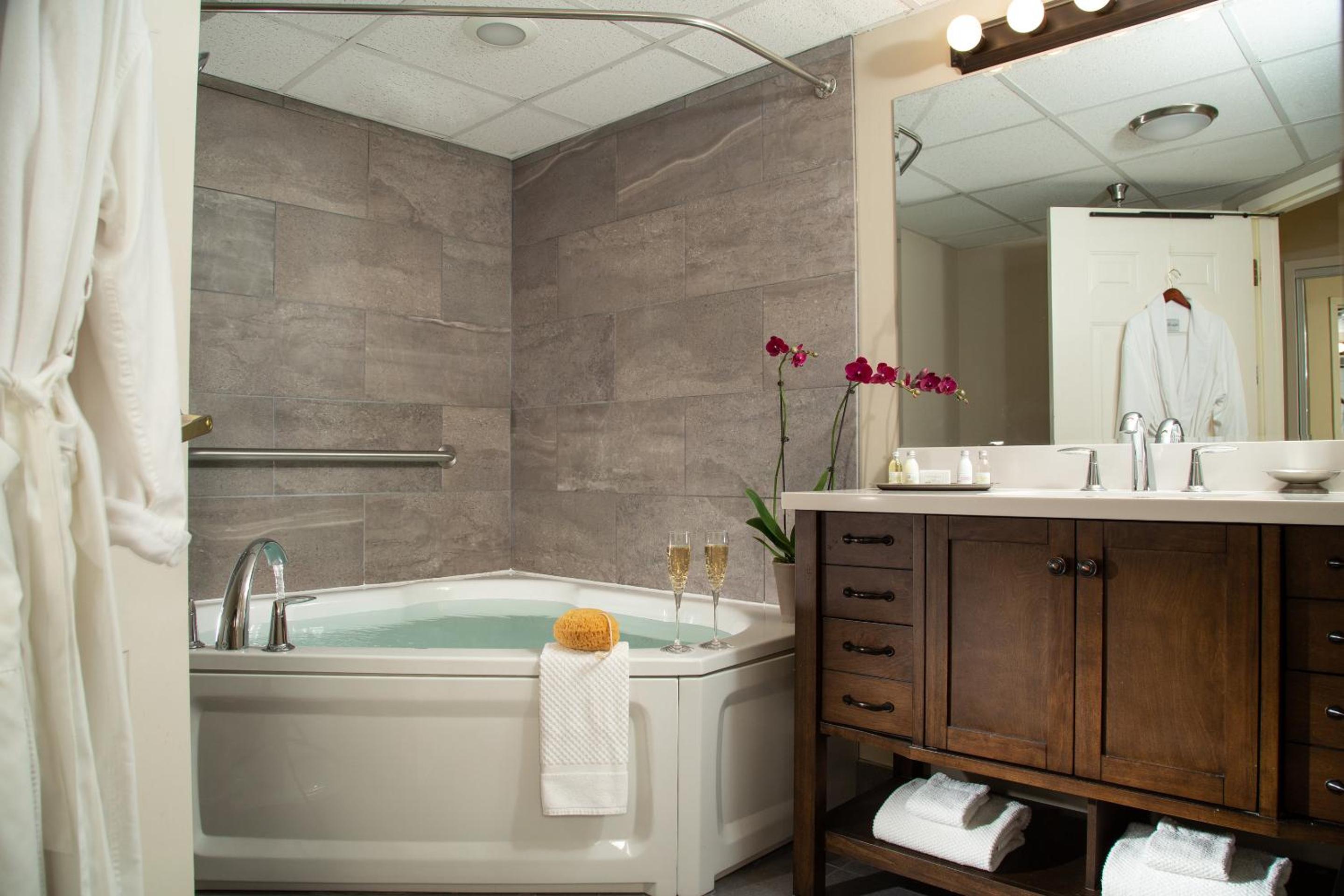 Suite with Spa Bath - Photo 6