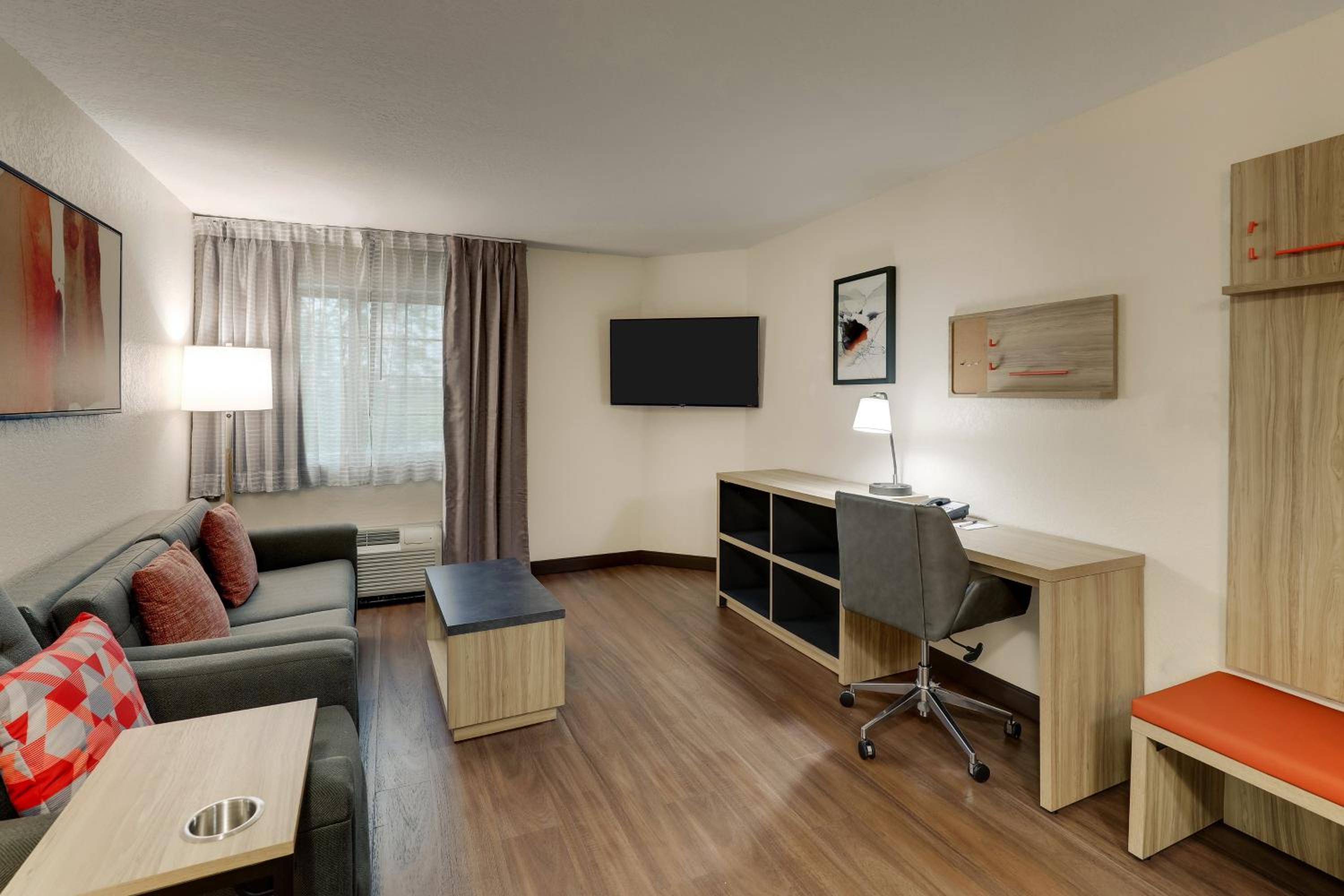 One-Bedroom Queen Suite - Photo 9