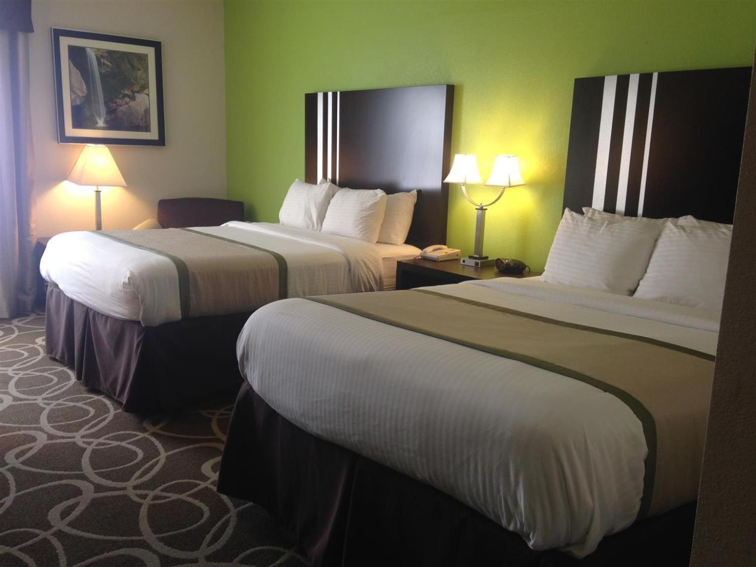 Queen Room with Two Queen Beds - Non-Smoking - Photo 5