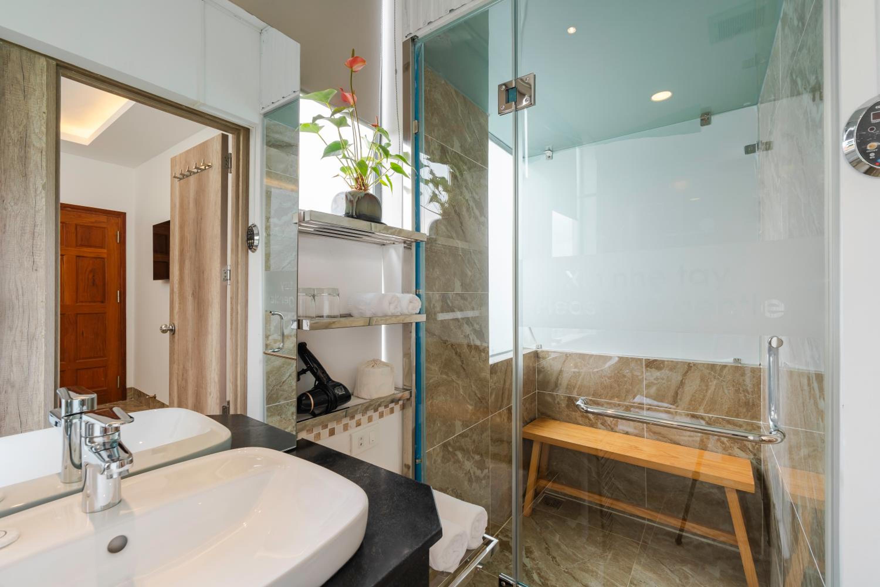 Deluxe King Room photo 2