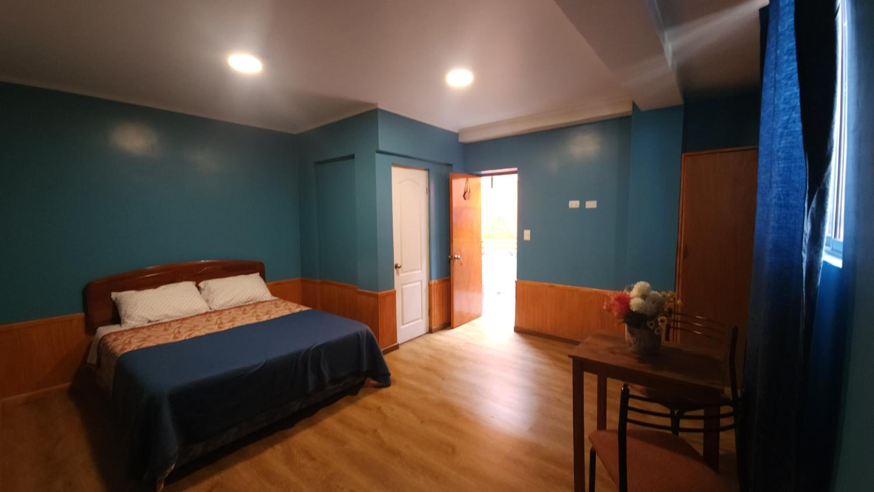 Queen Room photo 2